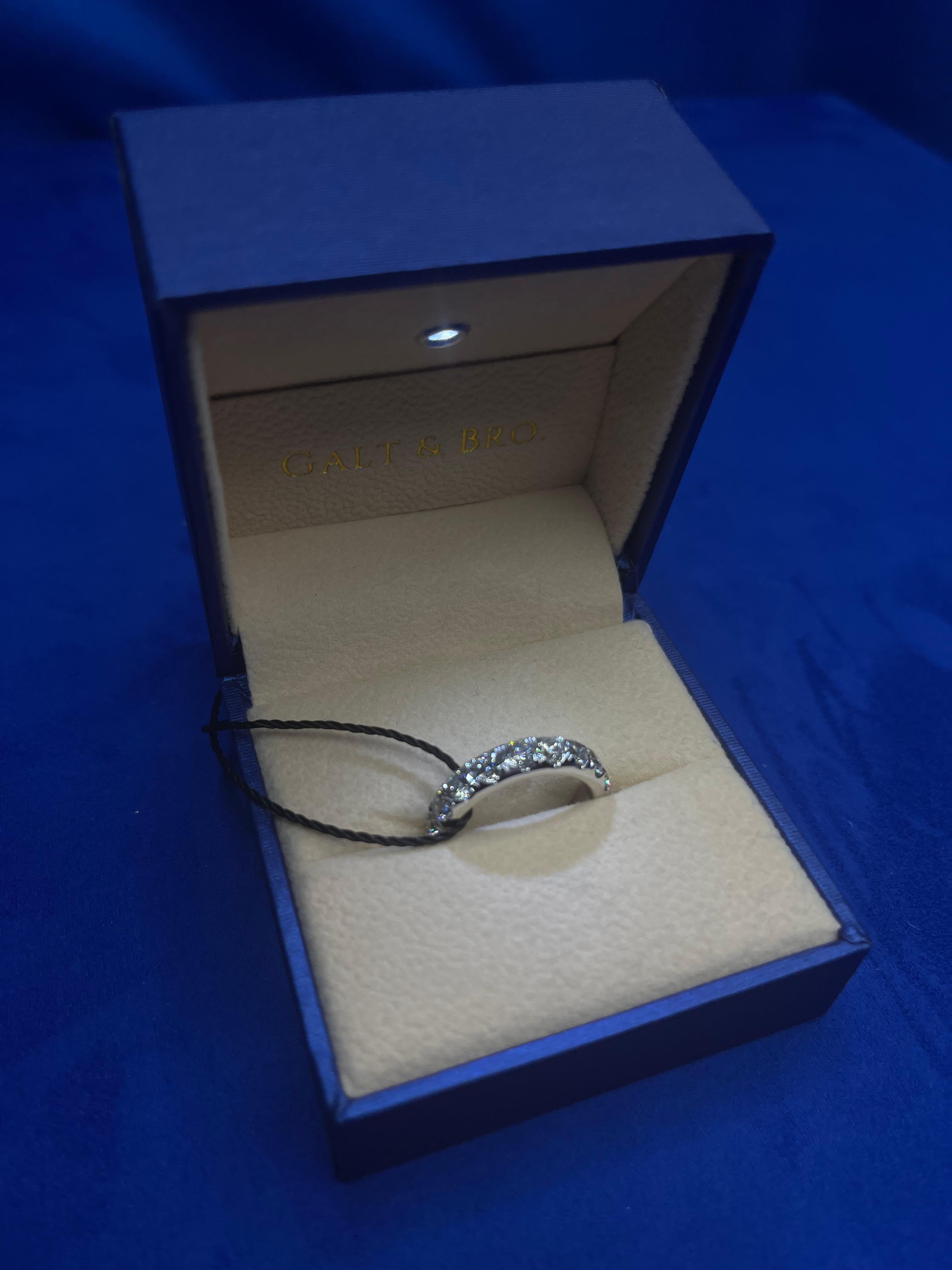 Bague en or blanc 18K avec diamants ronds Classique Chunky Eternity Half Way Wedding Band Neuf - En vente à Oakton, VA