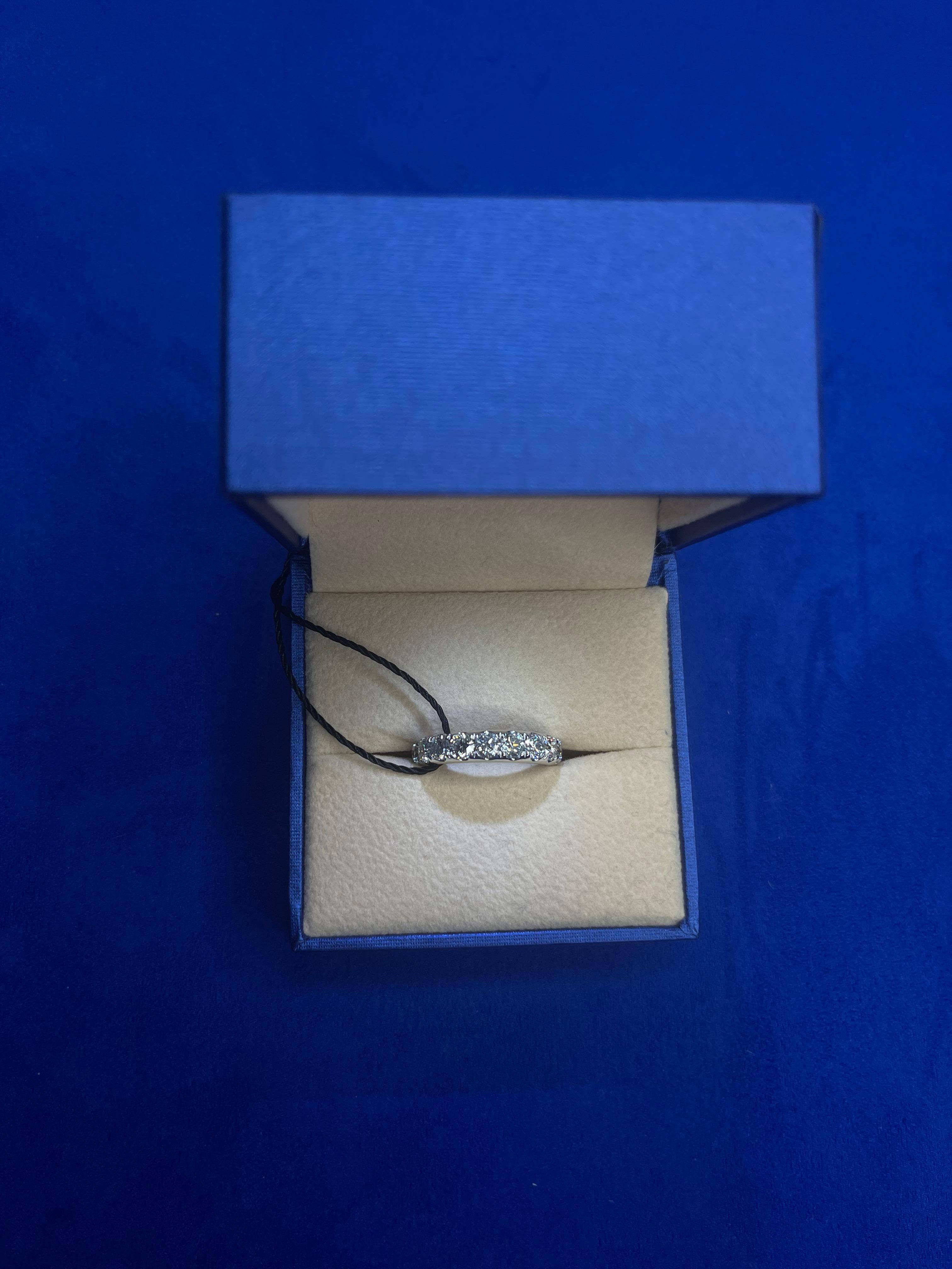 Bague en or blanc 18K avec diamants ronds Classique Chunky Eternity Half Way Wedding Band Unisexe en vente