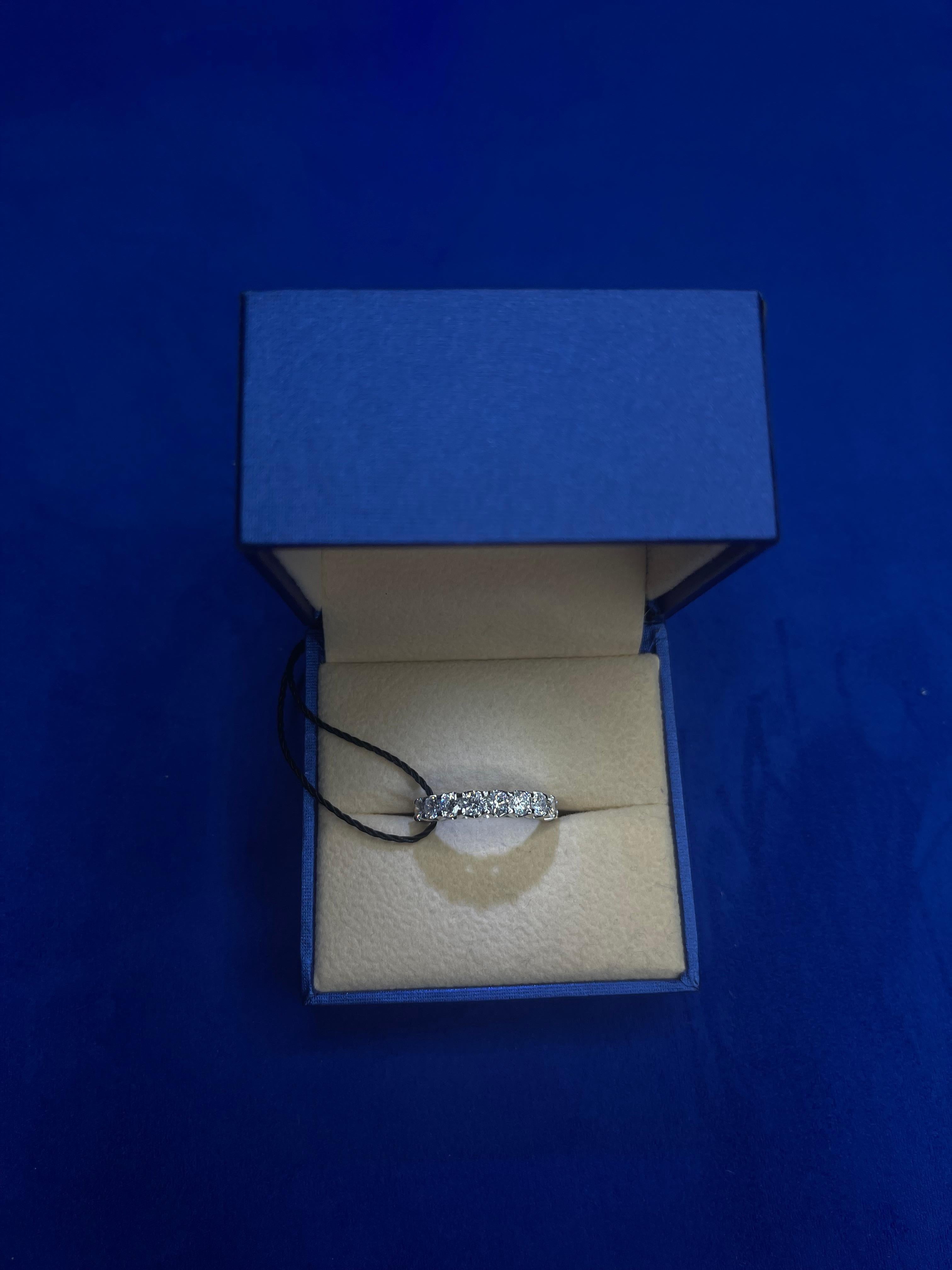 Bague en or blanc 18K avec diamants ronds Classique Chunky Eternity Half Way Wedding Band en vente 1