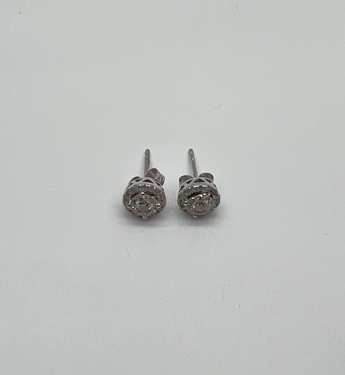 Eleganza con questi splendidi orecchini a perno in oro bianco 14k, con 1,0 carati di diamanti bianchi taglio brillante. Il design intricato mette in mostra una serie scintillante di diamanti, perfetti per aggiungere un tocco di raffinatezza a