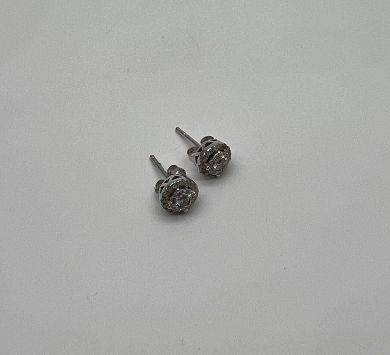 Taglio rotondo Orecchini con diamanti rotondi a grappolo con pave set e aureola in oro bianco 14 carati in vendita
