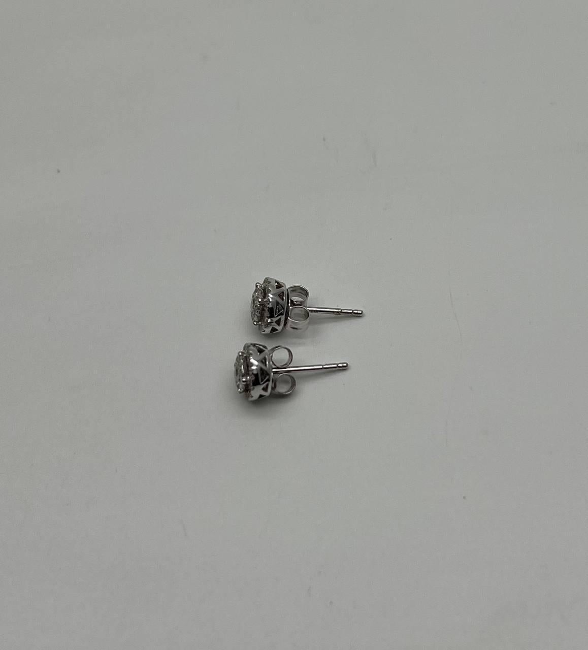 Orecchini con diamanti rotondi a grappolo con pave set e aureola in oro bianco 14 carati In condizioni Nuovo in vendita a Oakton, VA