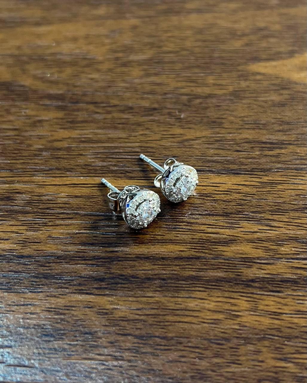 Orecchini con diamanti rotondi a grappolo con pave set e aureola in oro bianco 14 carati in vendita 1