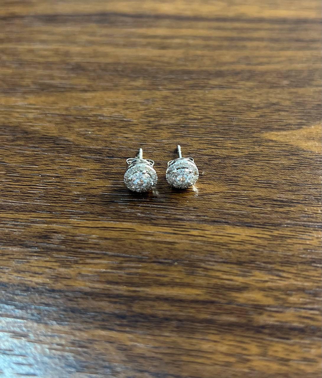 Orecchini con diamanti rotondi a grappolo con pave set e aureola in oro bianco 14 carati in vendita 2