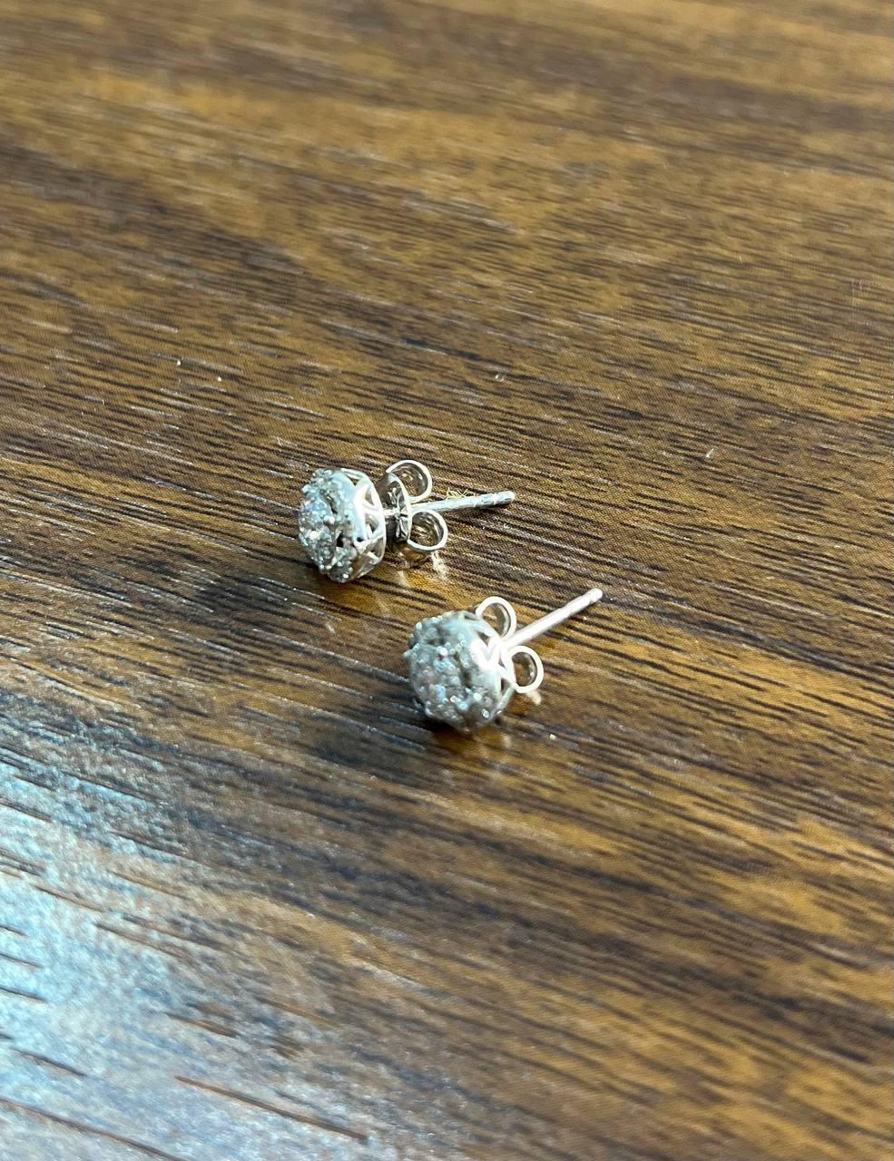 Orecchini con diamanti rotondi a grappolo con pave set e aureola in oro bianco 14 carati in vendita 3