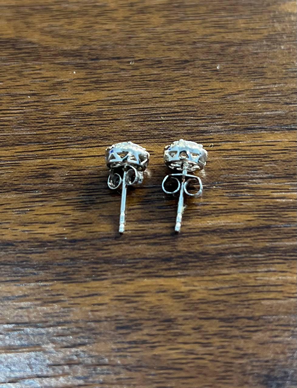 Orecchini con diamanti rotondi a grappolo con pave set e aureola in oro bianco 14 carati in vendita 4