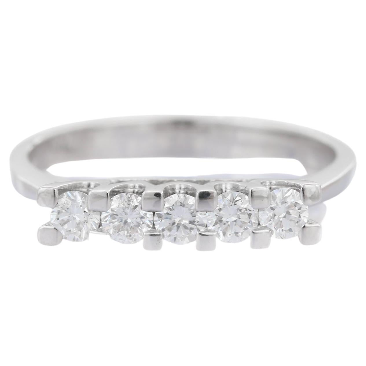 Anillo de compromiso de diamantes talla redonda en oro blanco de 18 quilates