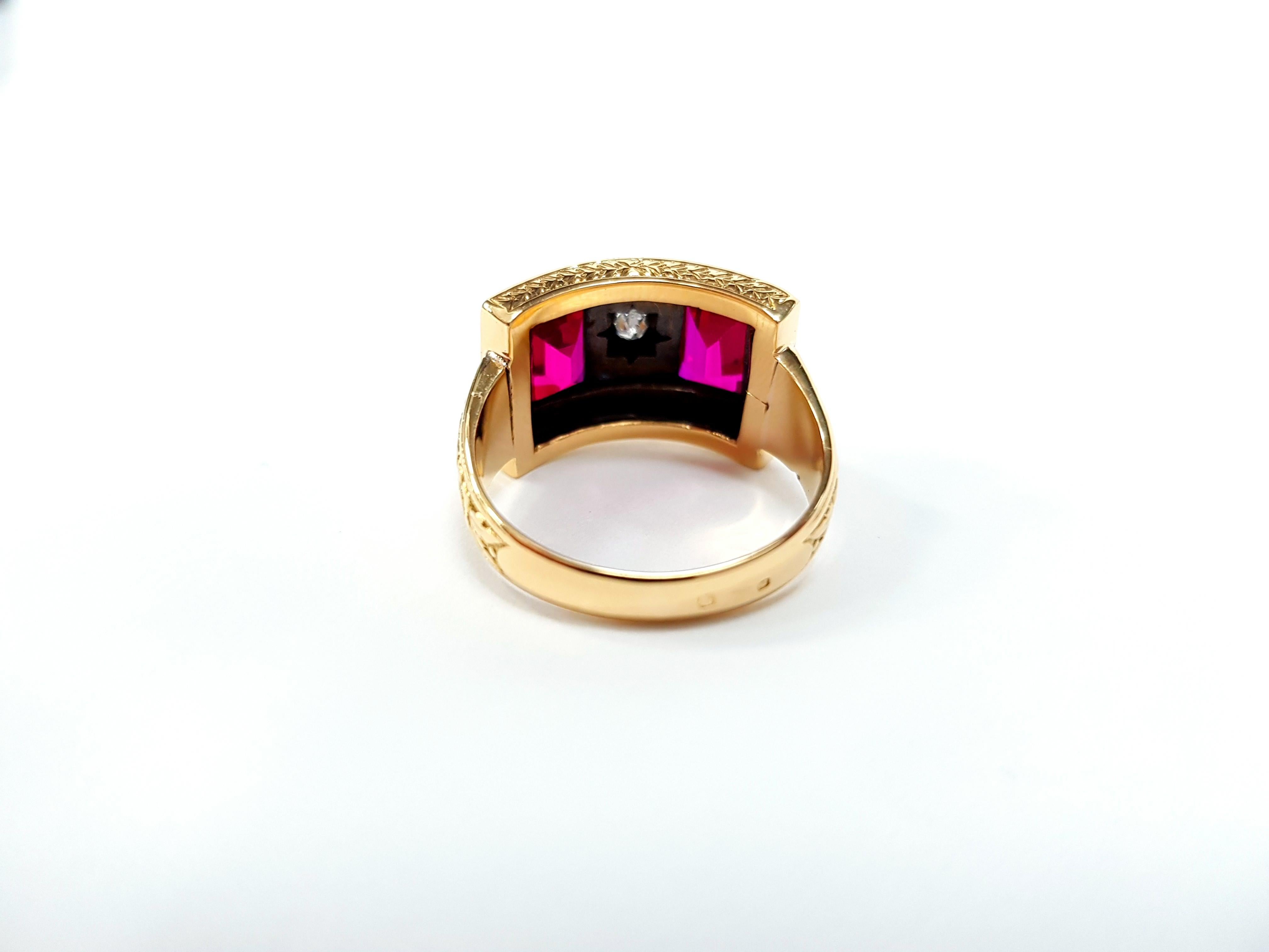 18 Karat Yellow Gold 0.10 Carat Round Cut Diamond Handmade Three-Stone Ring In Good Condition In London, GB