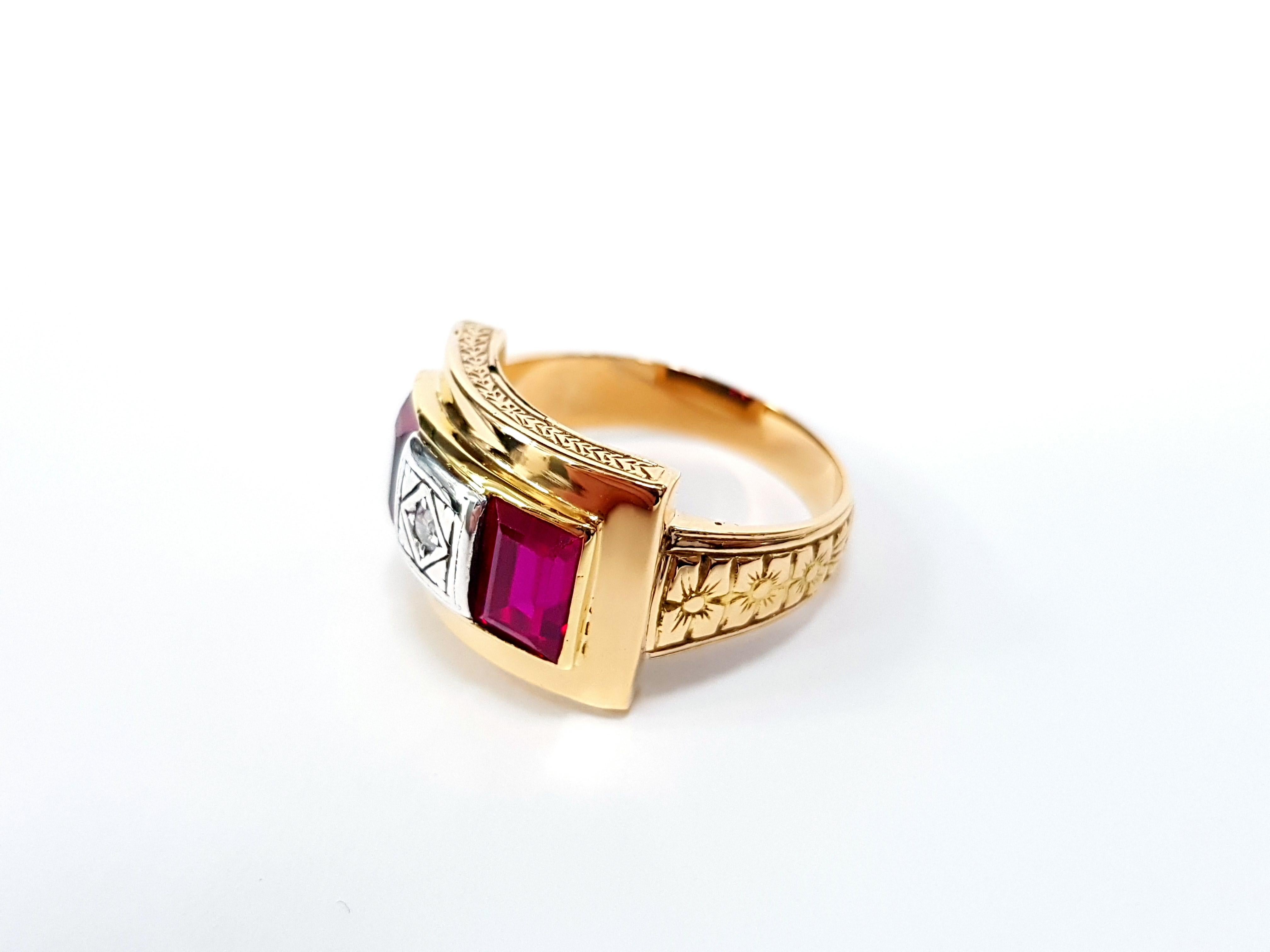 18 Karat Yellow Gold 0.10 Carat Round Cut Diamond Handmade Three-Stone Ring 4