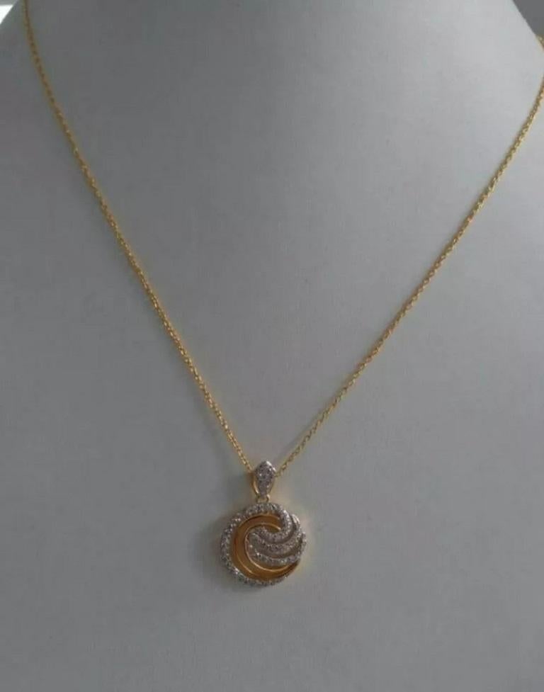 Collana con ciondolo di design con diamante rotondo in oro massiccio 14k In condizioni Nuovo in vendita a Chicago, IL