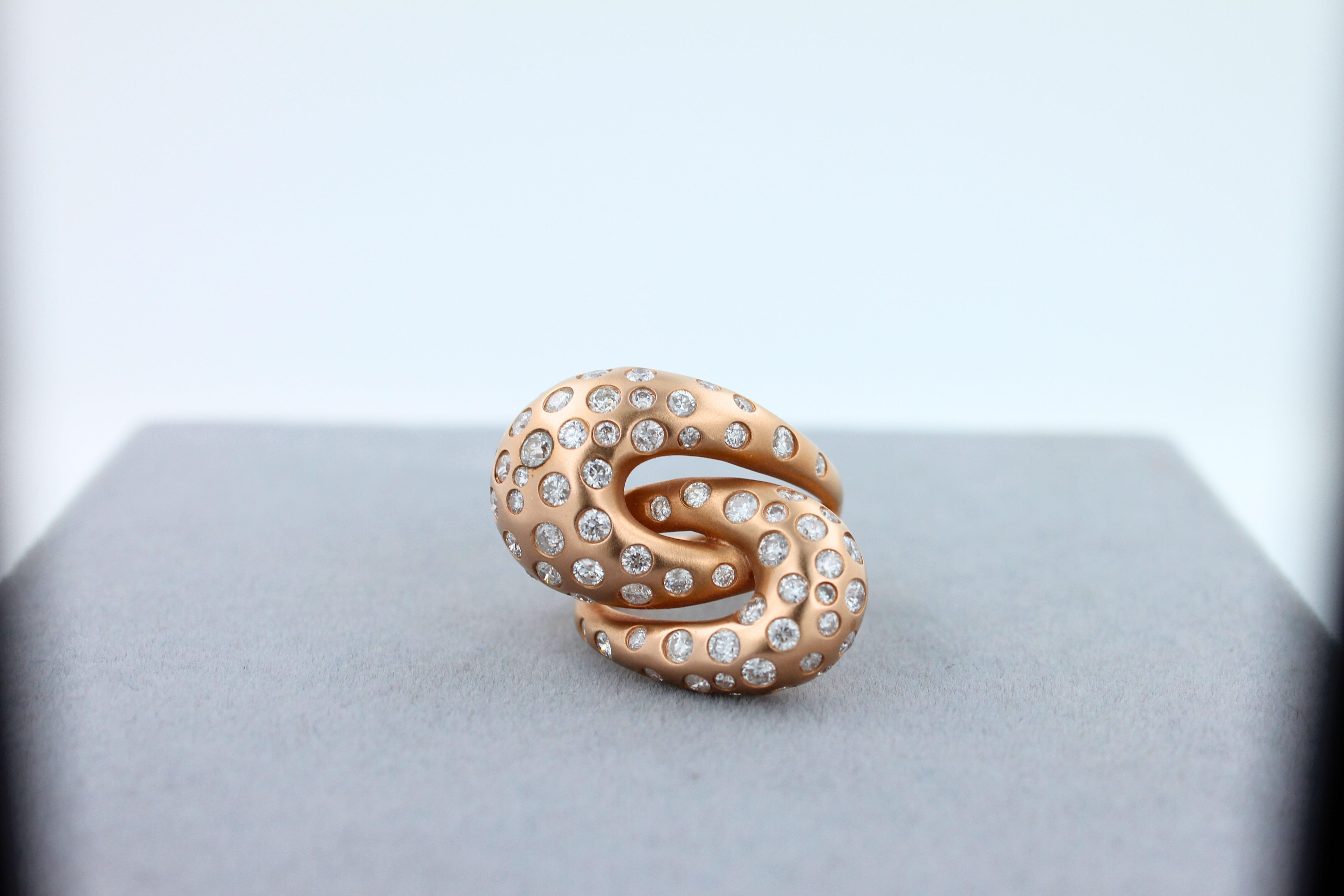 Diamantring aus 18 Karat Roségold mit rundem, fließendem, klobigem, Statement-Cocktailring mit Diamanten in Lünette im Angebot 6