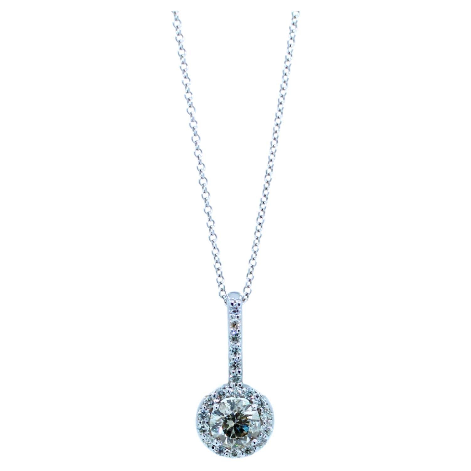 oro blanco de 14 quilates
Diamante central de 0,30 cts Color I con tono cálido y plateado 
0,10 cts Halo pavé Diamantes
Cadena de cable delicada de 18 pulgadas