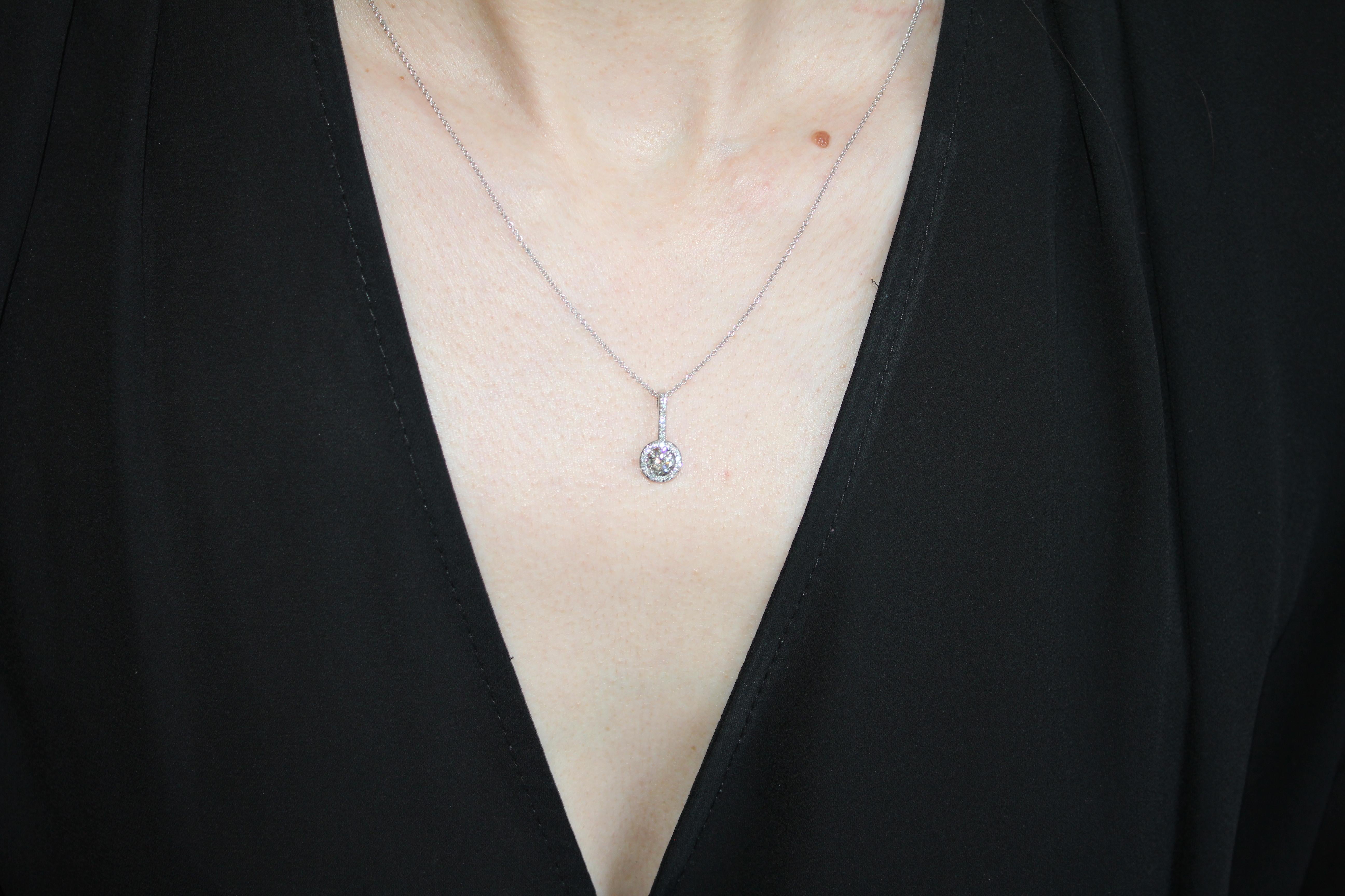 Collana con ciondolo a goccia in oro bianco 14 carati con diamante rotondo e pave halo in vendita 2