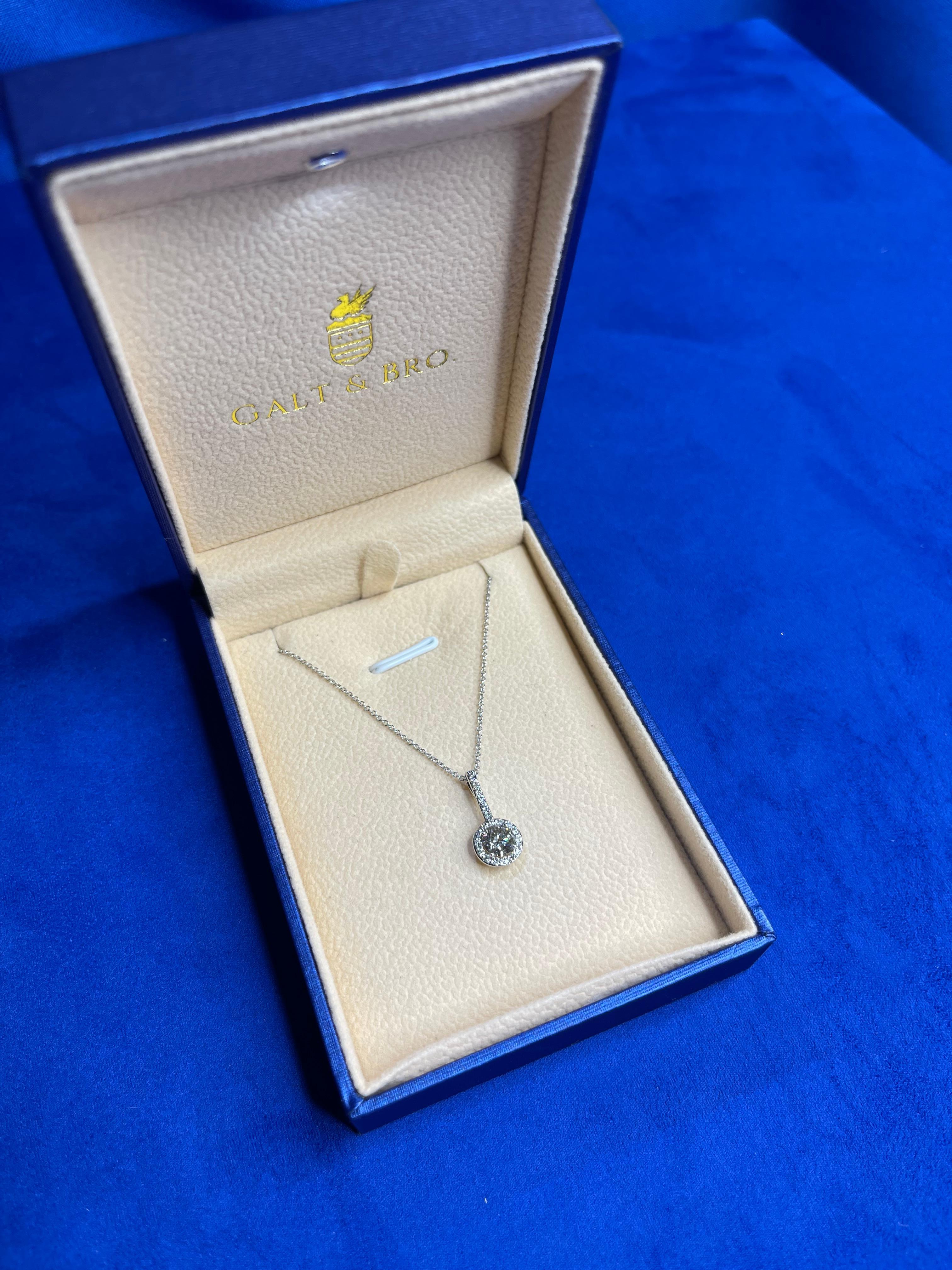 Diamant-Halskette mit Anhänger, runder Pave-Halo aus 14 Karat Weißgold im Zustand „Neu“ im Angebot in Oakton, VA