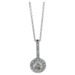 Collana con ciondolo a goccia in oro bianco 14 carati con diamante rotondo e pave halo