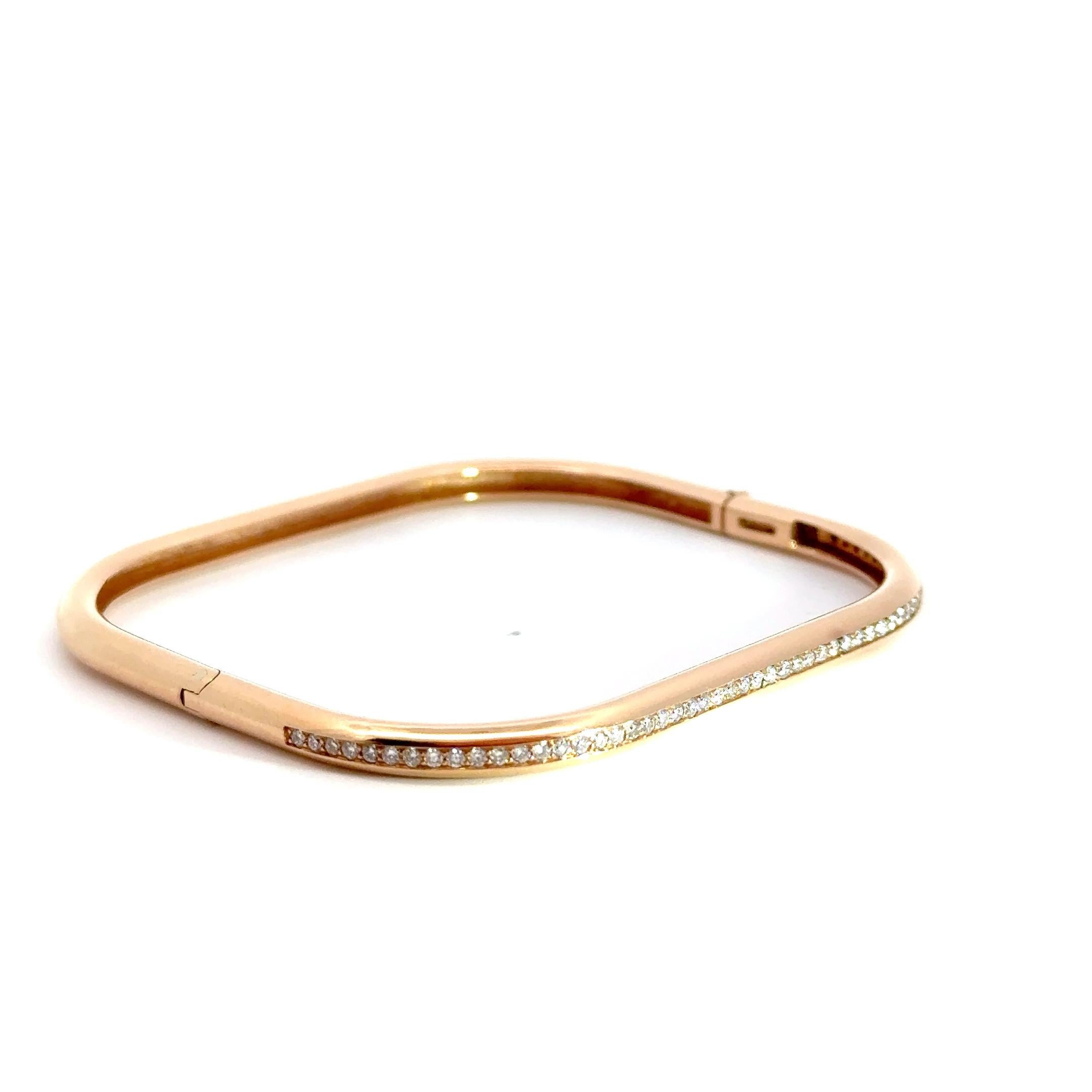 Este elegante brazalete es un complemento intemporal para cualquier colección de accesorios. Fabricado en lustroso oro rosa de 18 quilates, su estilo moderno y elegante proporciona un aspecto refinado a la vez que llamativo. Diamantes brillantes de
