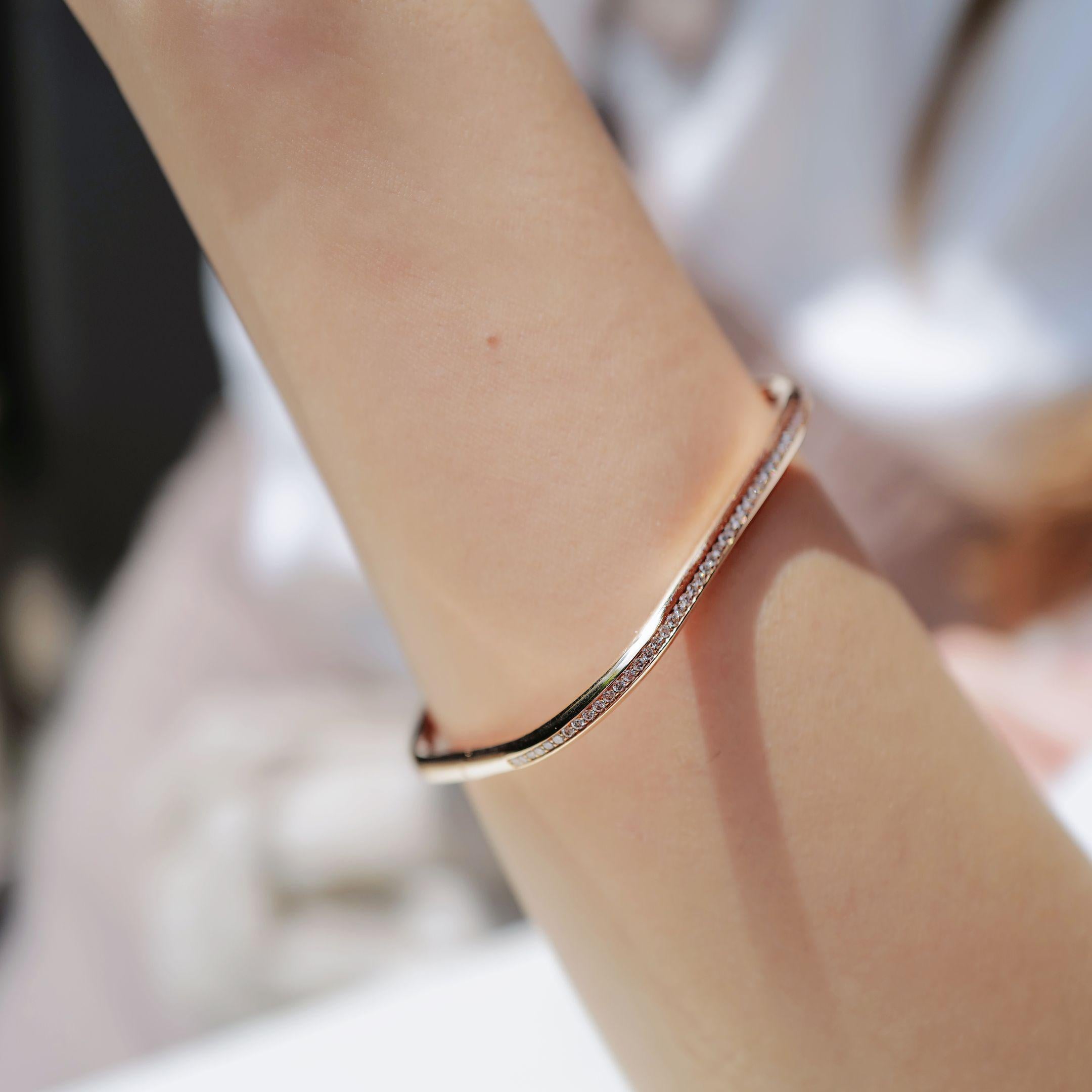 Brazalete rectángulo redondeado de diamantes en oro rosa de 18 quilates en Nuevo estado para la venta en Hong Kong, HK