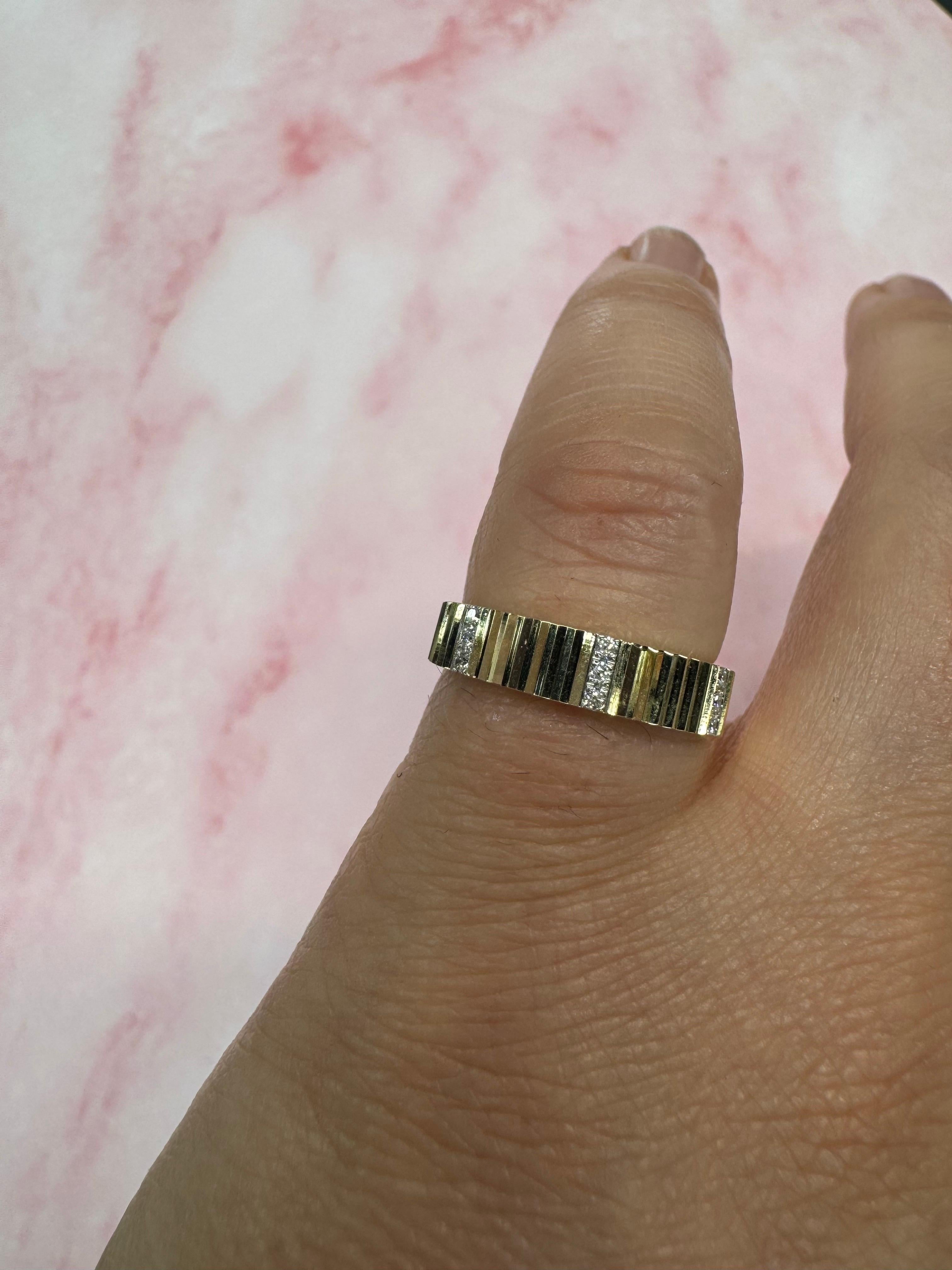 Bague en or jaune 14 carats présentant trois rangées de diamants sur un anneau au design cannelé, 0,06 carats. Taille 5.75
Peut être commandé dans n'importe quelle taille et couleur d'or

Plus de bijoux cannelés en stock.
Message pour photos et