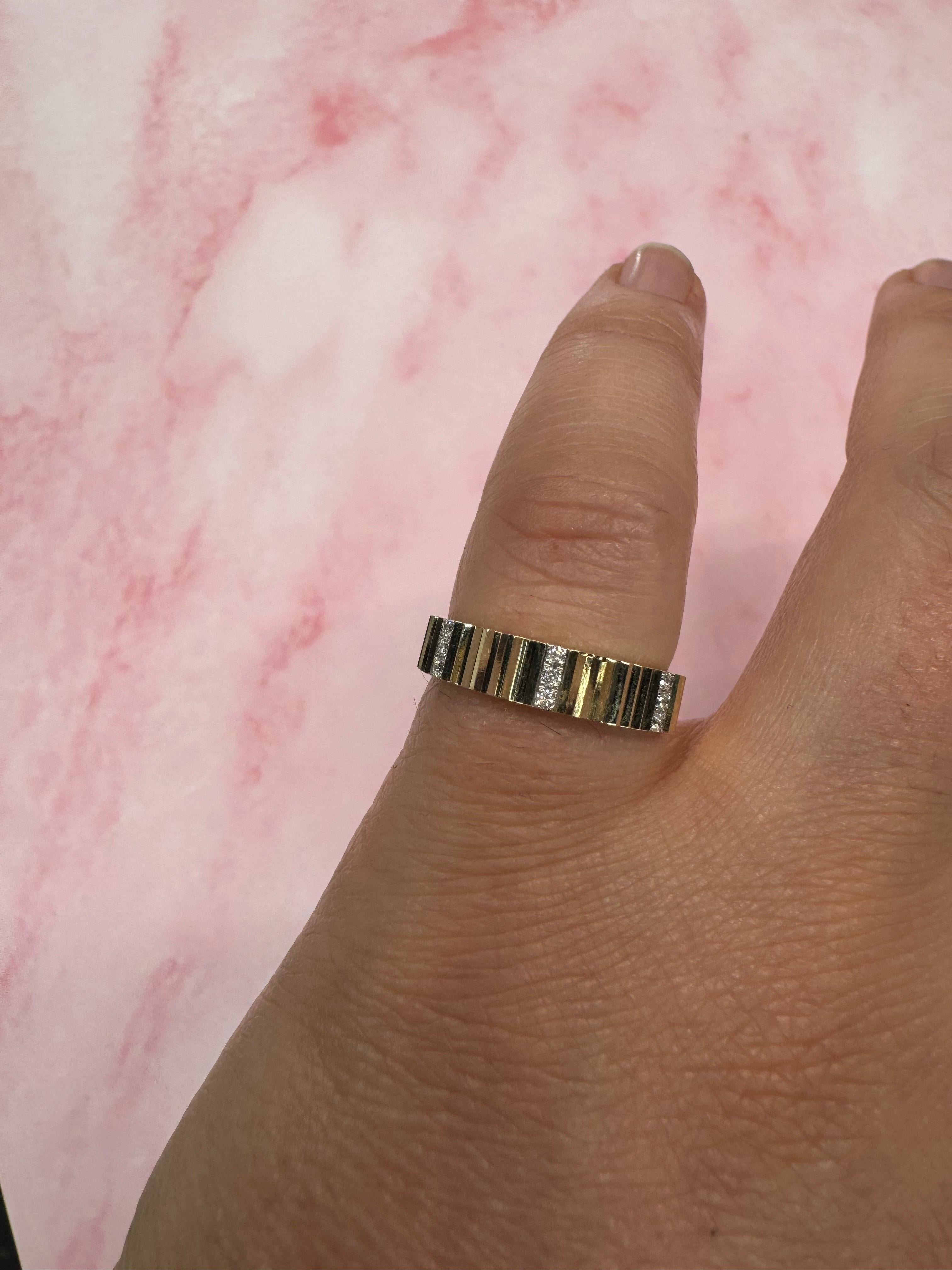 Contemporain Bague jonc empilable cannelée à rangée de diamants 0,06 carats en or jaune 14 carats en vente