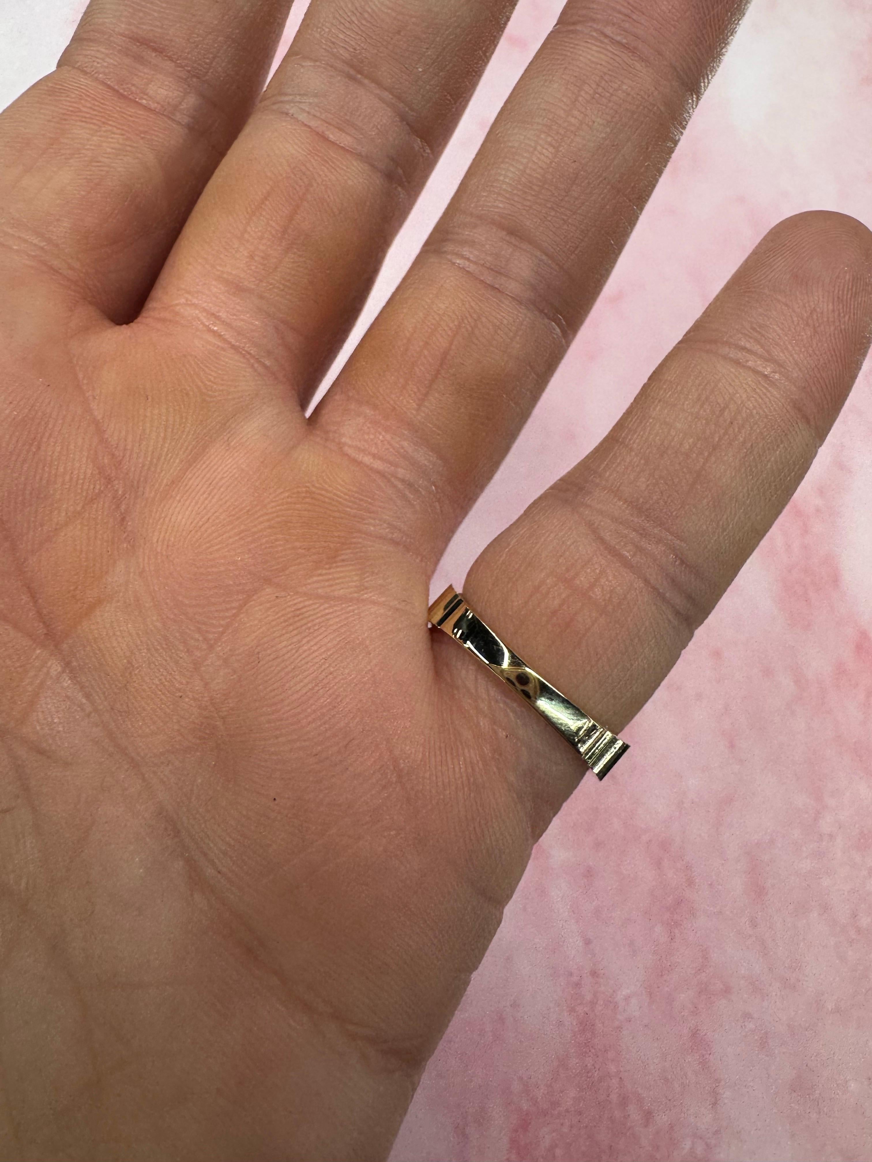 Taille ronde Bague jonc empilable cannelée à rangée de diamants 0,06 carats en or jaune 14 carats en vente