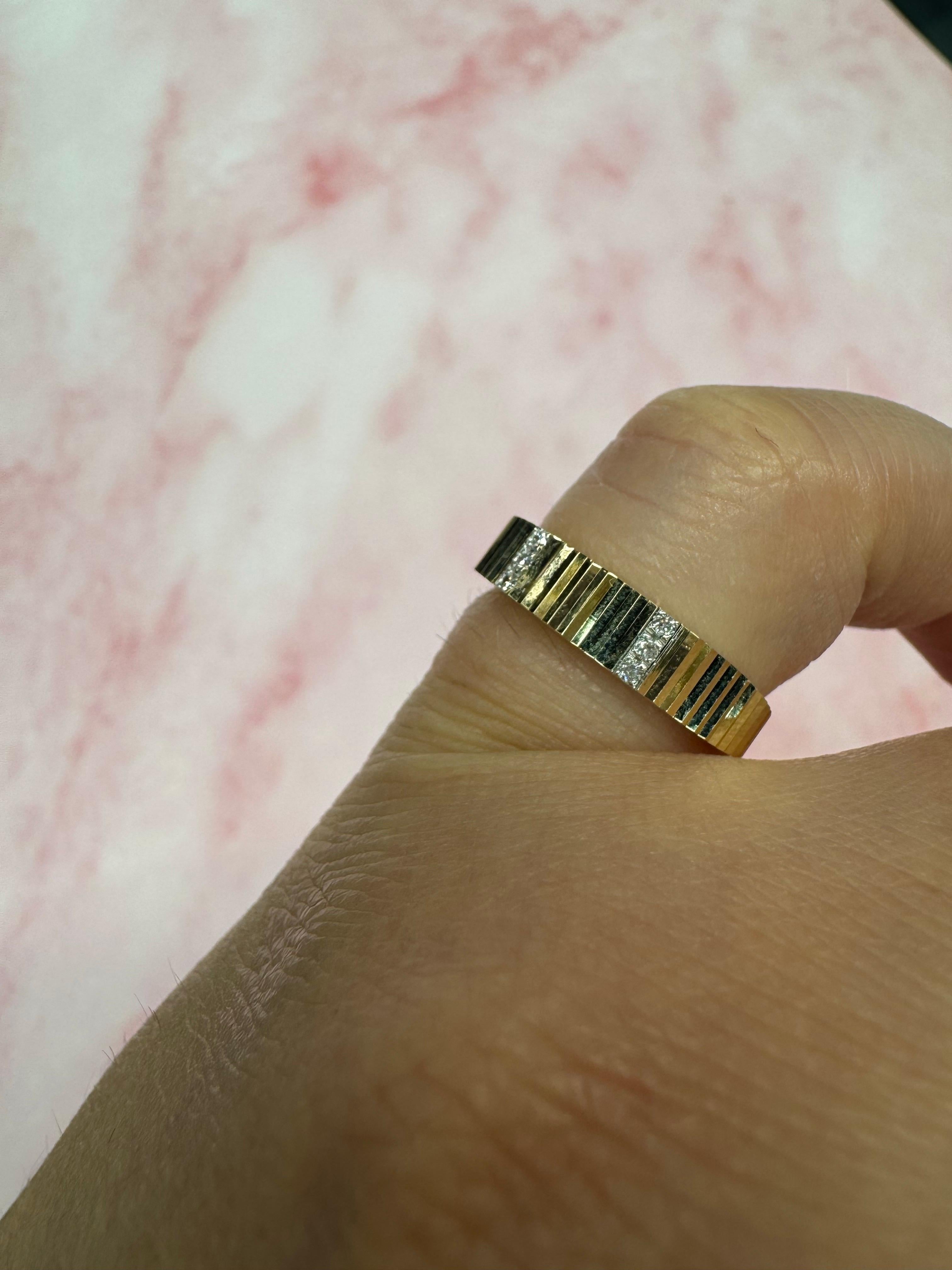 Bague jonc empilable cannelée à rangée de diamants 0,06 carats en or jaune 14 carats Neuf - En vente à New York, NY