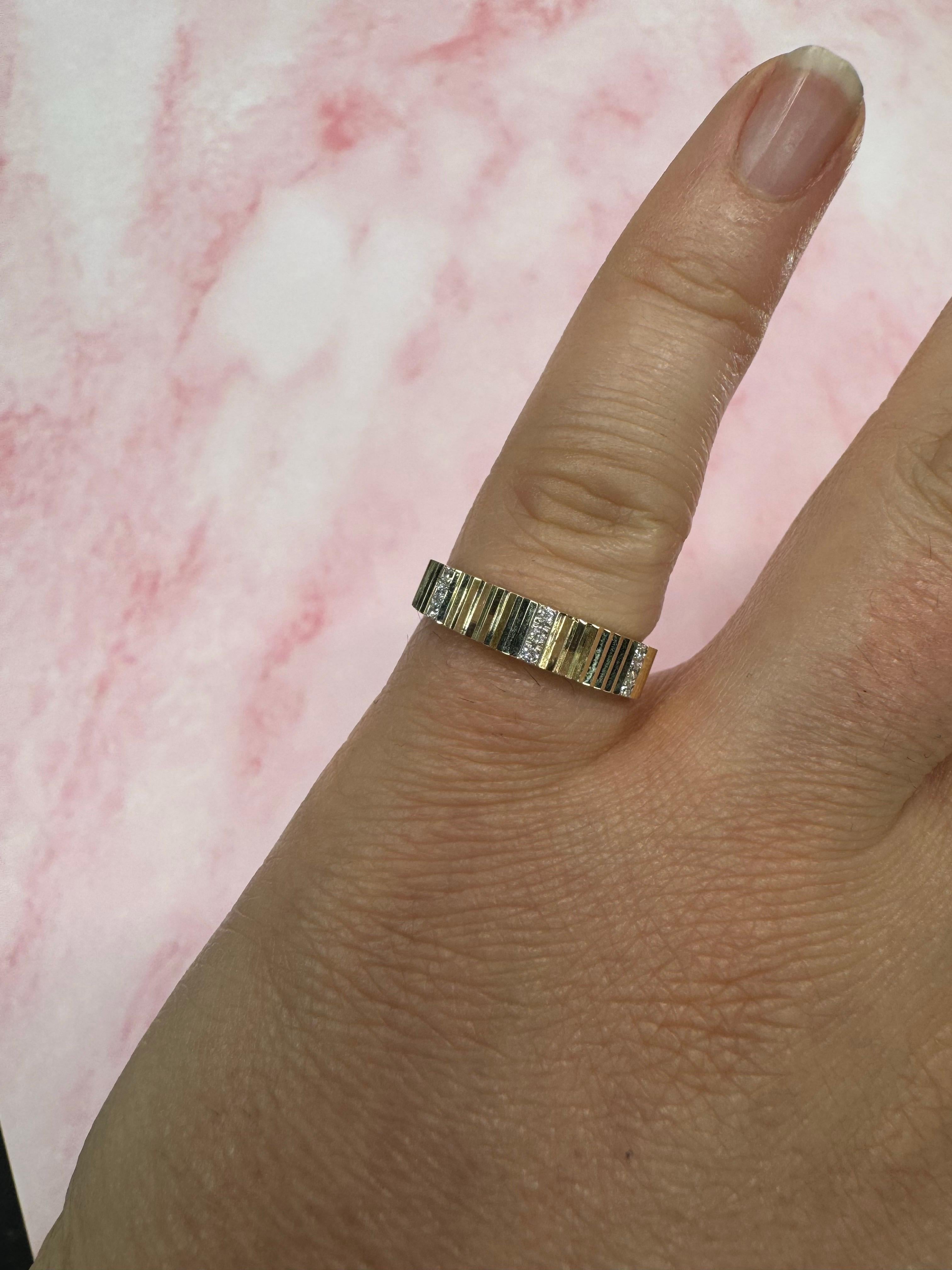 Bague jonc empilable cannelée à rangée de diamants 0,06 carats en or jaune 14 carats Pour femmes en vente