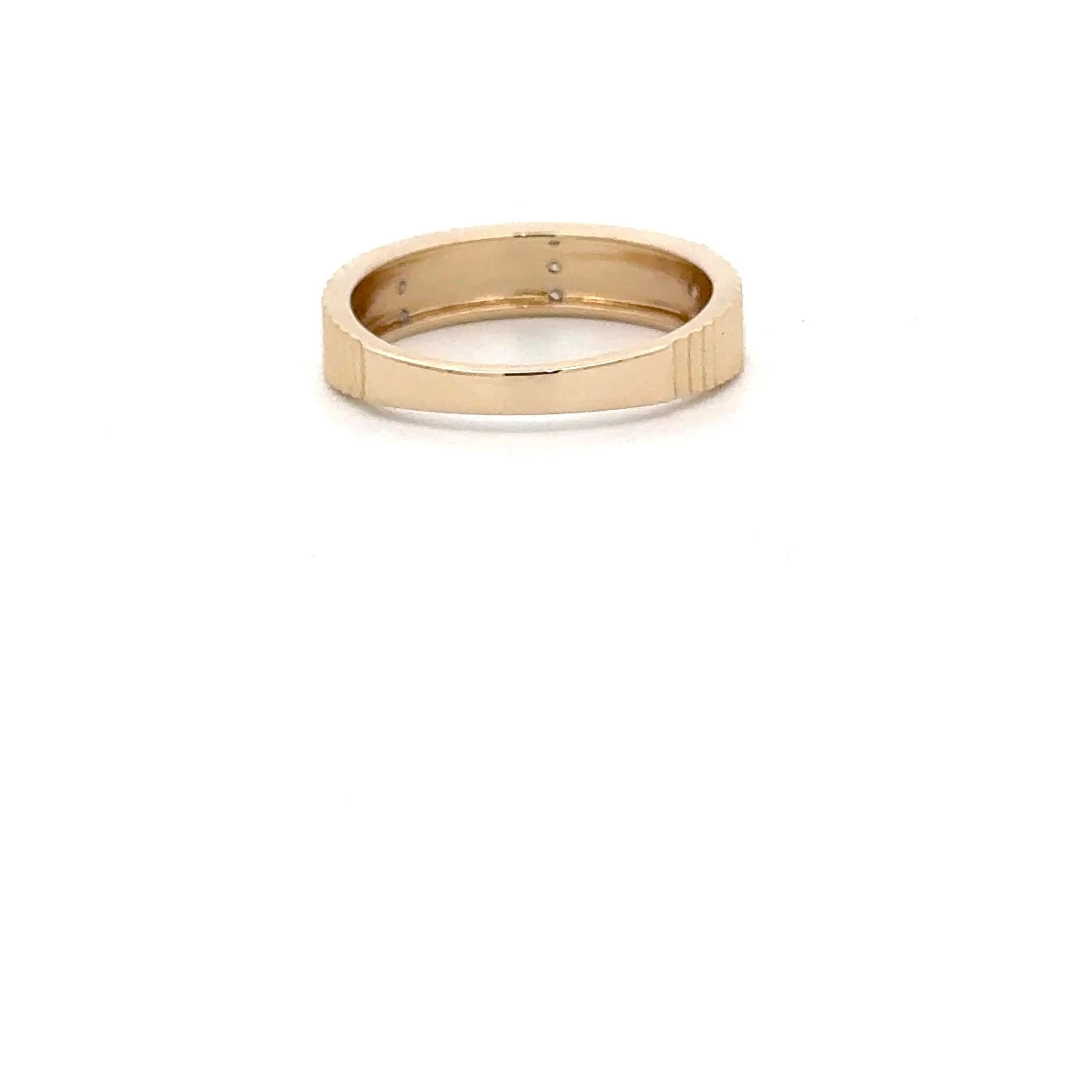 Bague jonc empilable cannelée à rangée de diamants 0,06 carats en or jaune 14 carats en vente 1