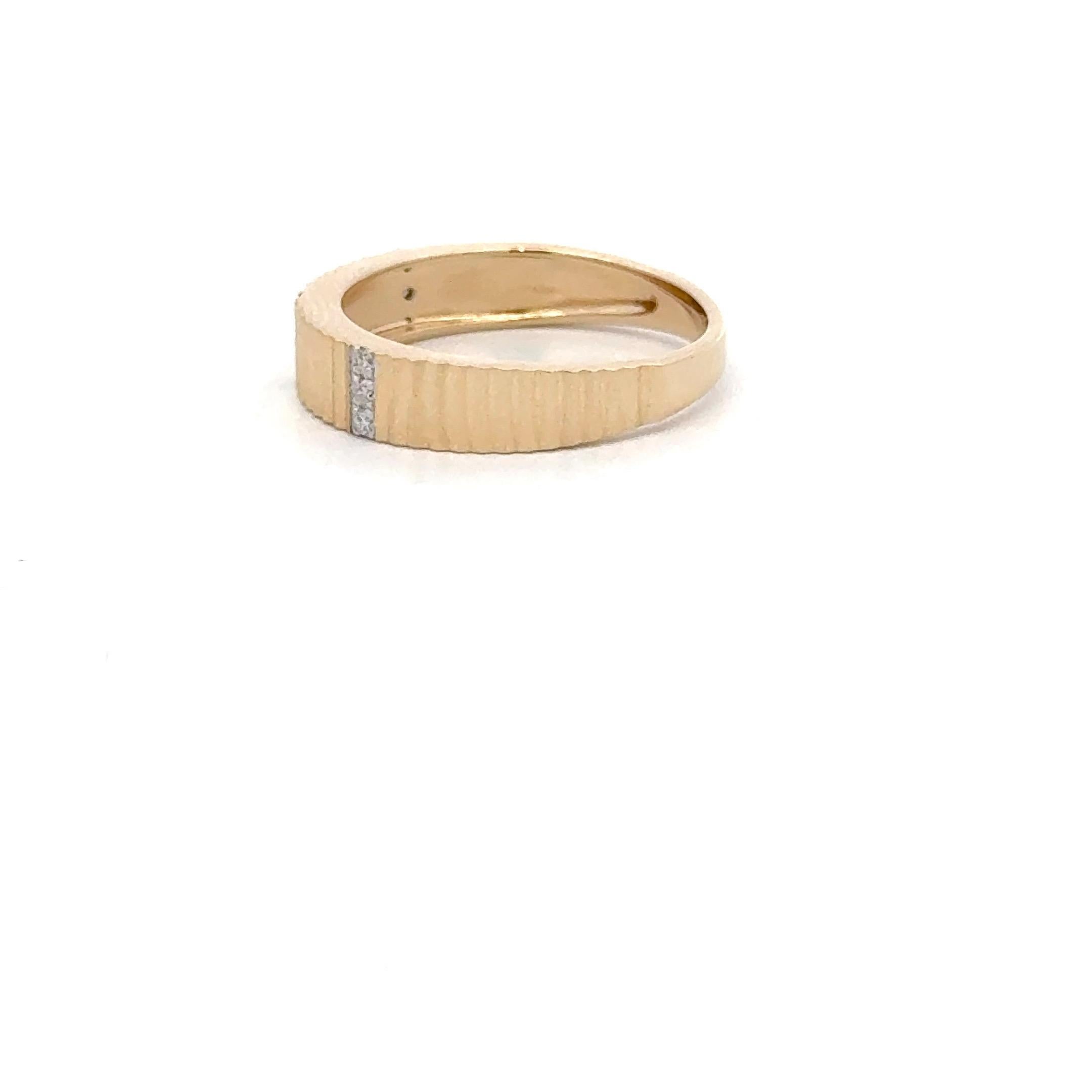 Bague jonc empilable cannelée à rangée de diamants 0,06 carats en or jaune 14 carats en vente 2