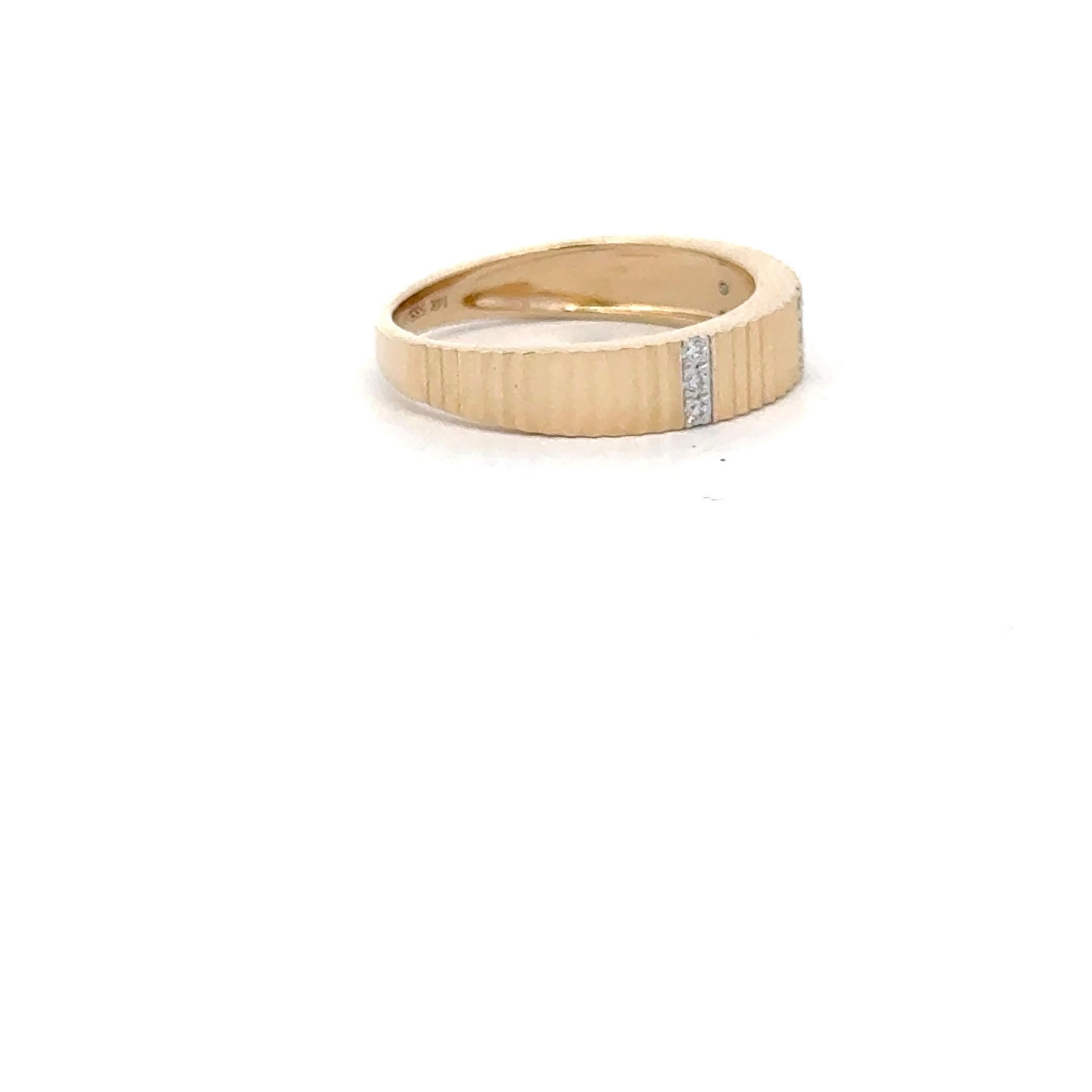 Bague jonc empilable cannelée à rangée de diamants 0,06 carats en or jaune 14 carats en vente 3