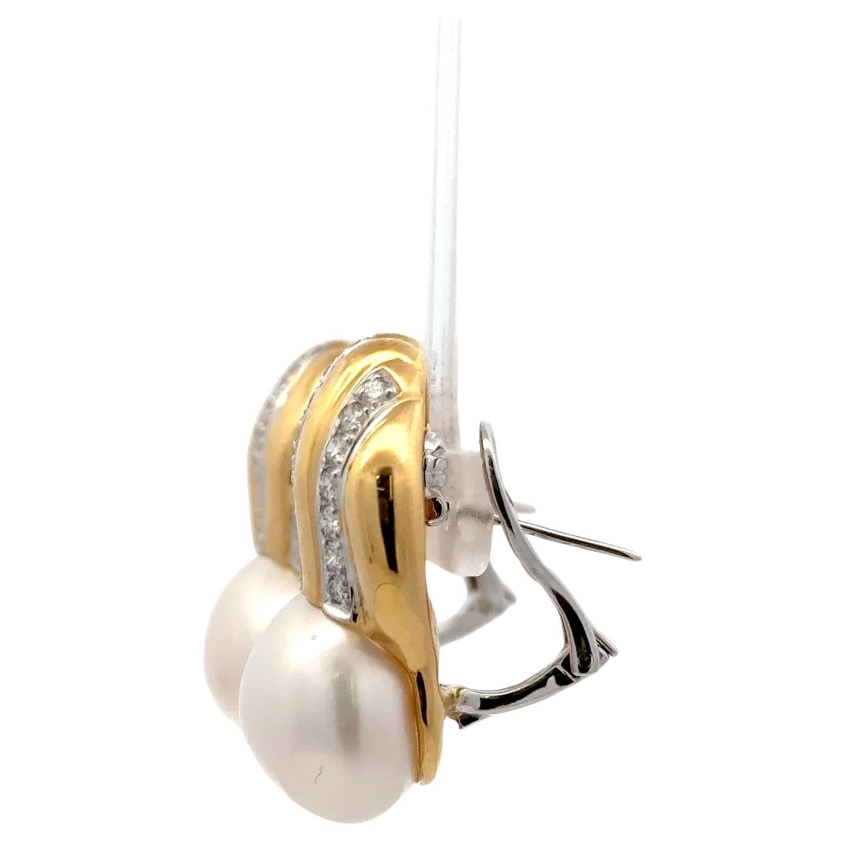 Boucles d'oreilles jaune 18 carats comprenant 6 rangées de 44 brillants ronds pesant 1,46 carats et deux perles des mers du Sud mesurant 15,2 mm.
Peut être utilisé pour des boucles d'oreilles clipsées ou non. 
