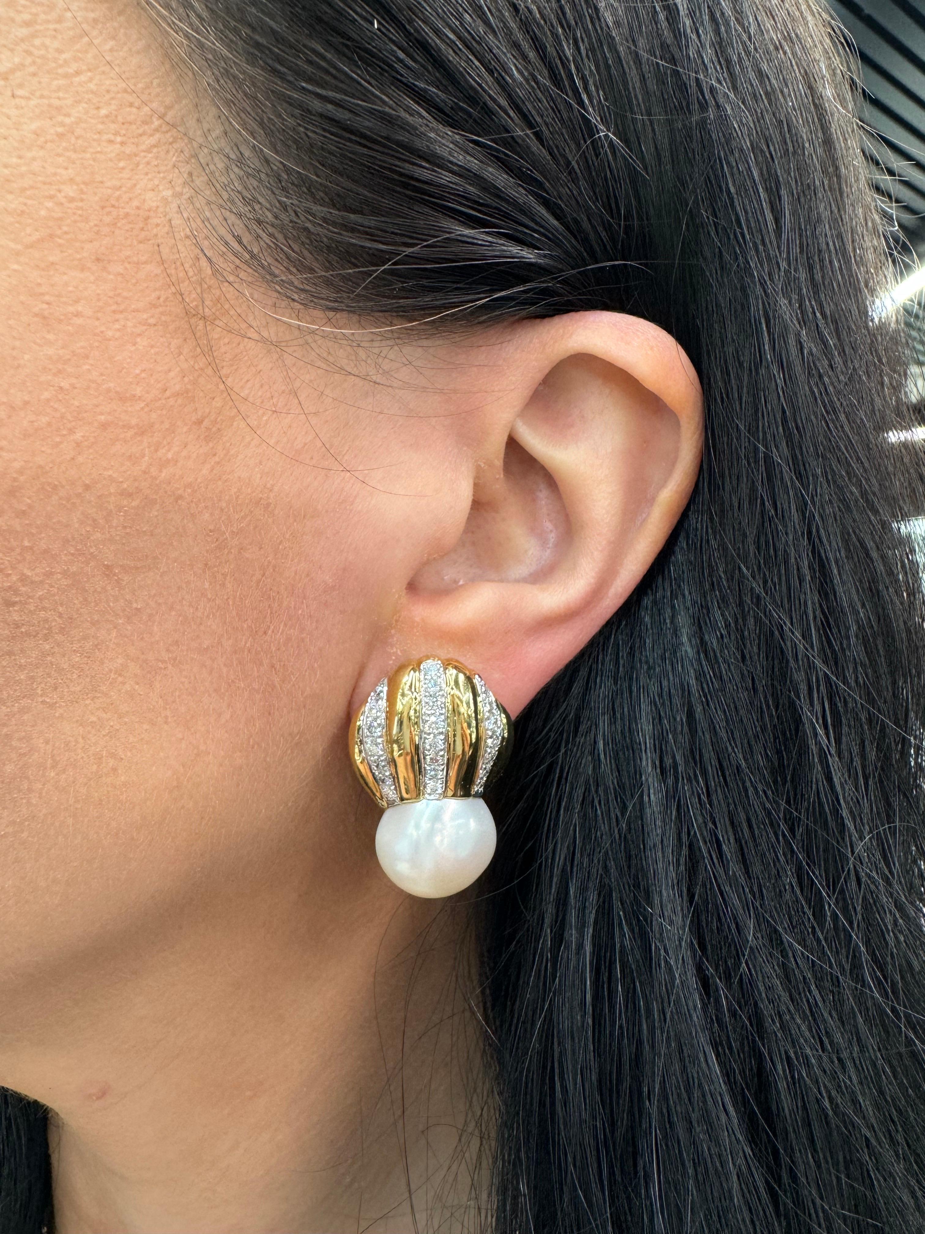 Taille ronde Boucles d'oreilles pendantes en perles The Row 1.46 carats or jaune 18 carats en vente