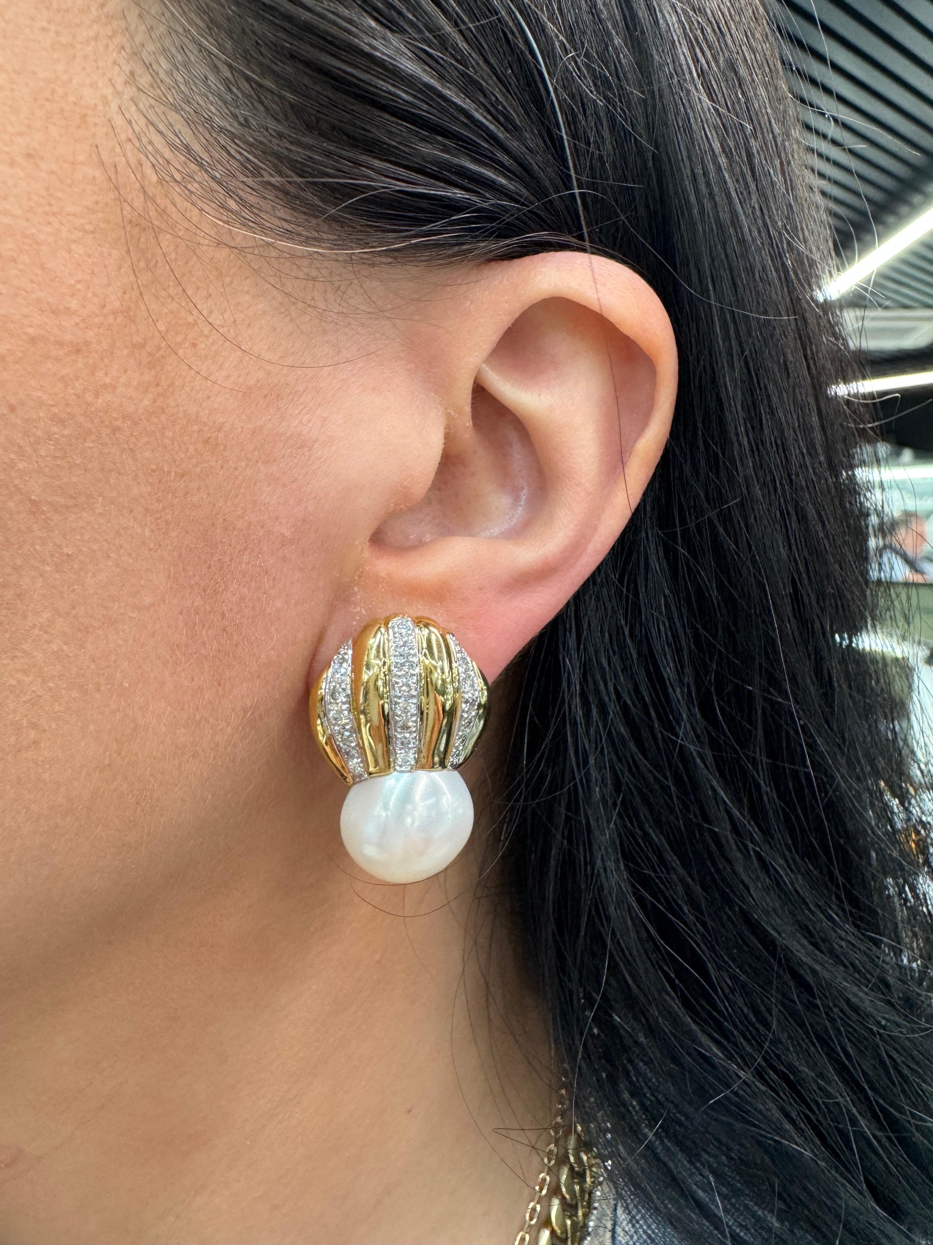 Boucles d'oreilles pendantes en perles The Row 1.46 carats or jaune 18 carats Excellent état - En vente à New York, NY