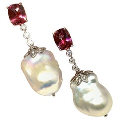 Pendientes de diamantes, turmalina rubelita y perlas, en oro de 14k, 6,25 quilates en total, con certificado