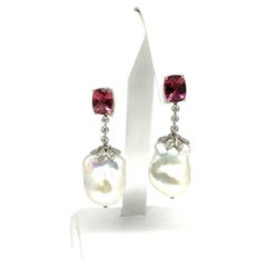 Pendientes de diamantes, turmalina rubelita y perlas, en oro de 14k, 6,25 quilates en total, con certificado