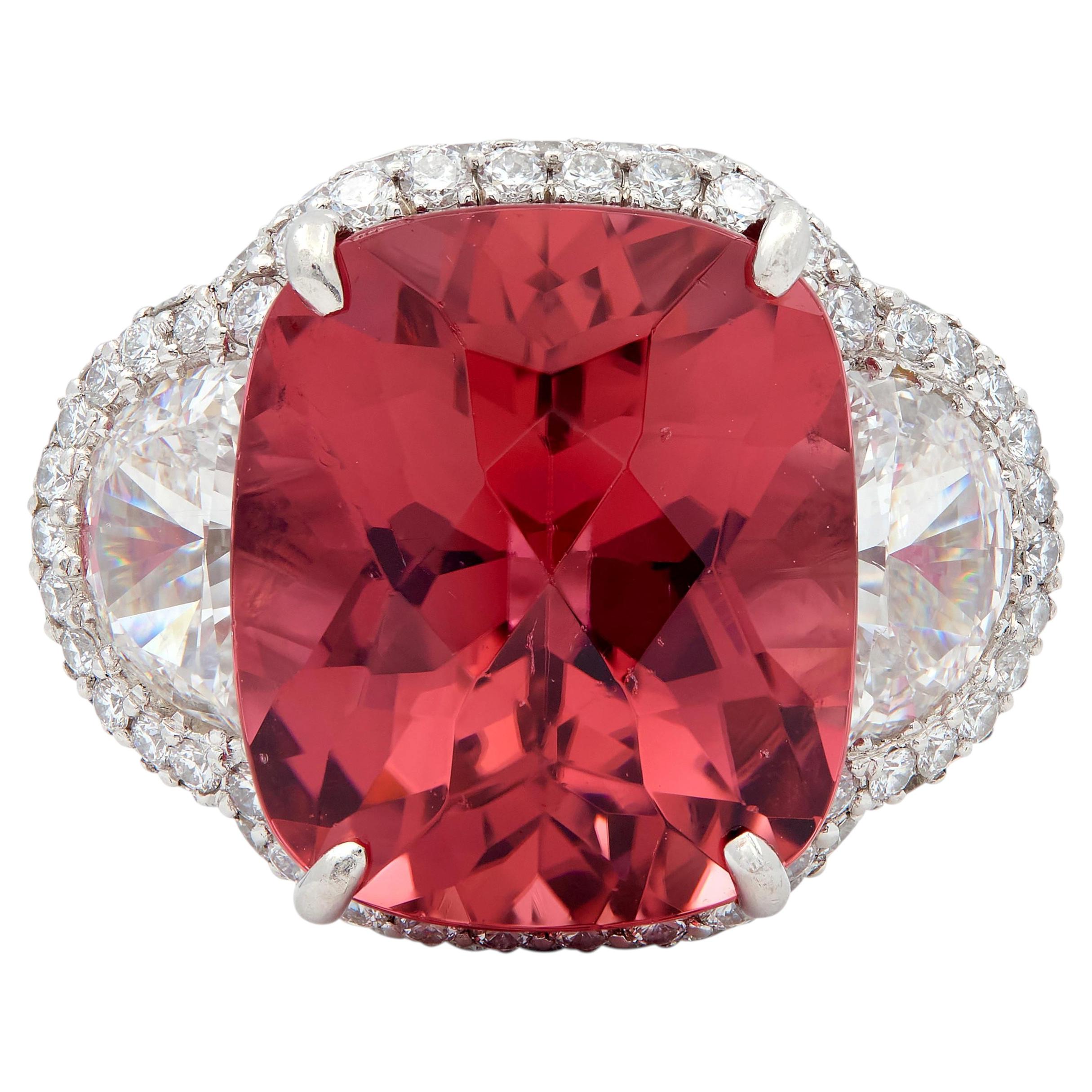 Moderner Dreistein-Halo-Ring aus Platin mit Diamanten und Rubellit-Turmalinen