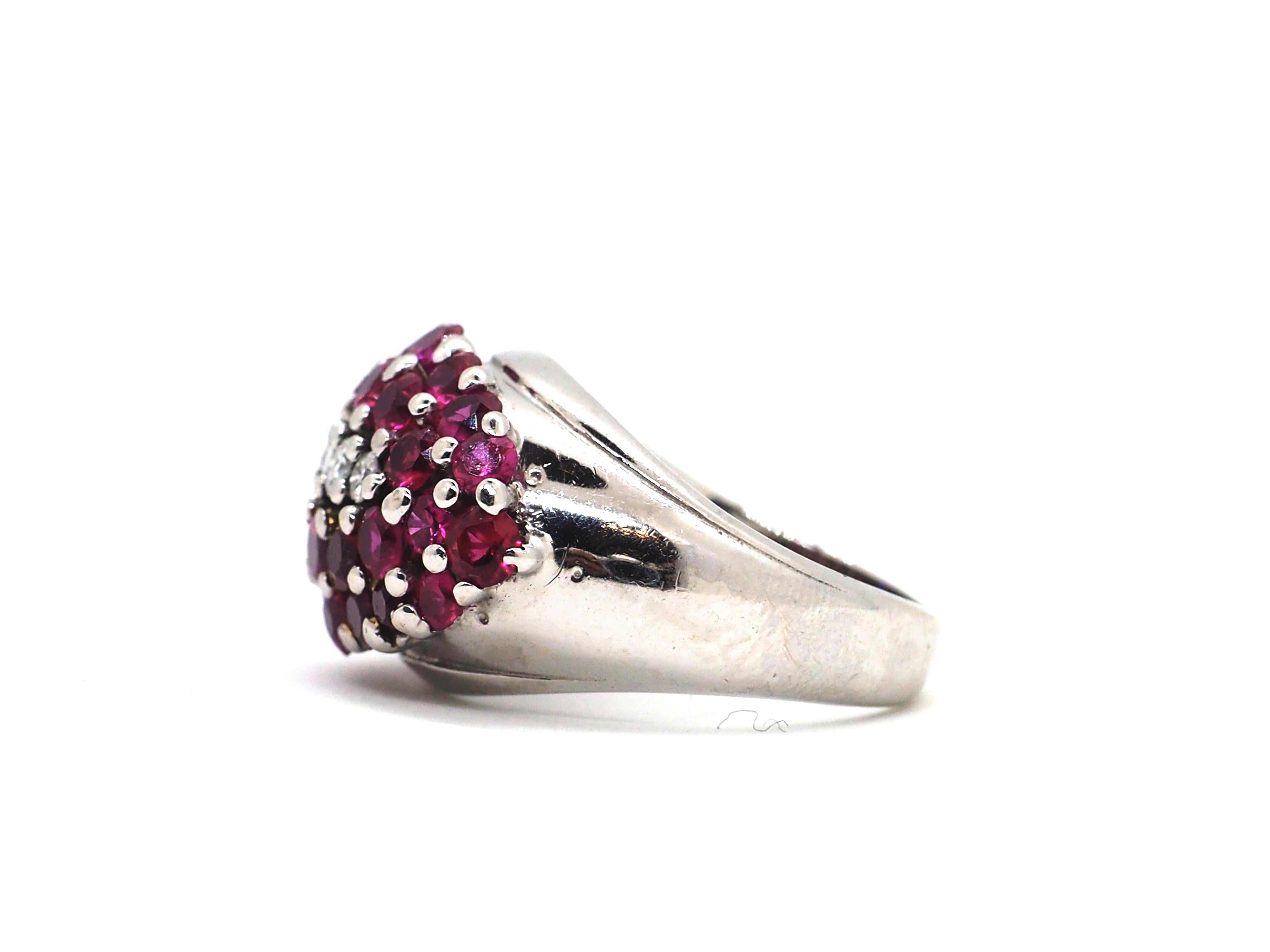 Taglio brillante Anello con diamanti e rubini a cupola in oro bianco 18 carati in vendita