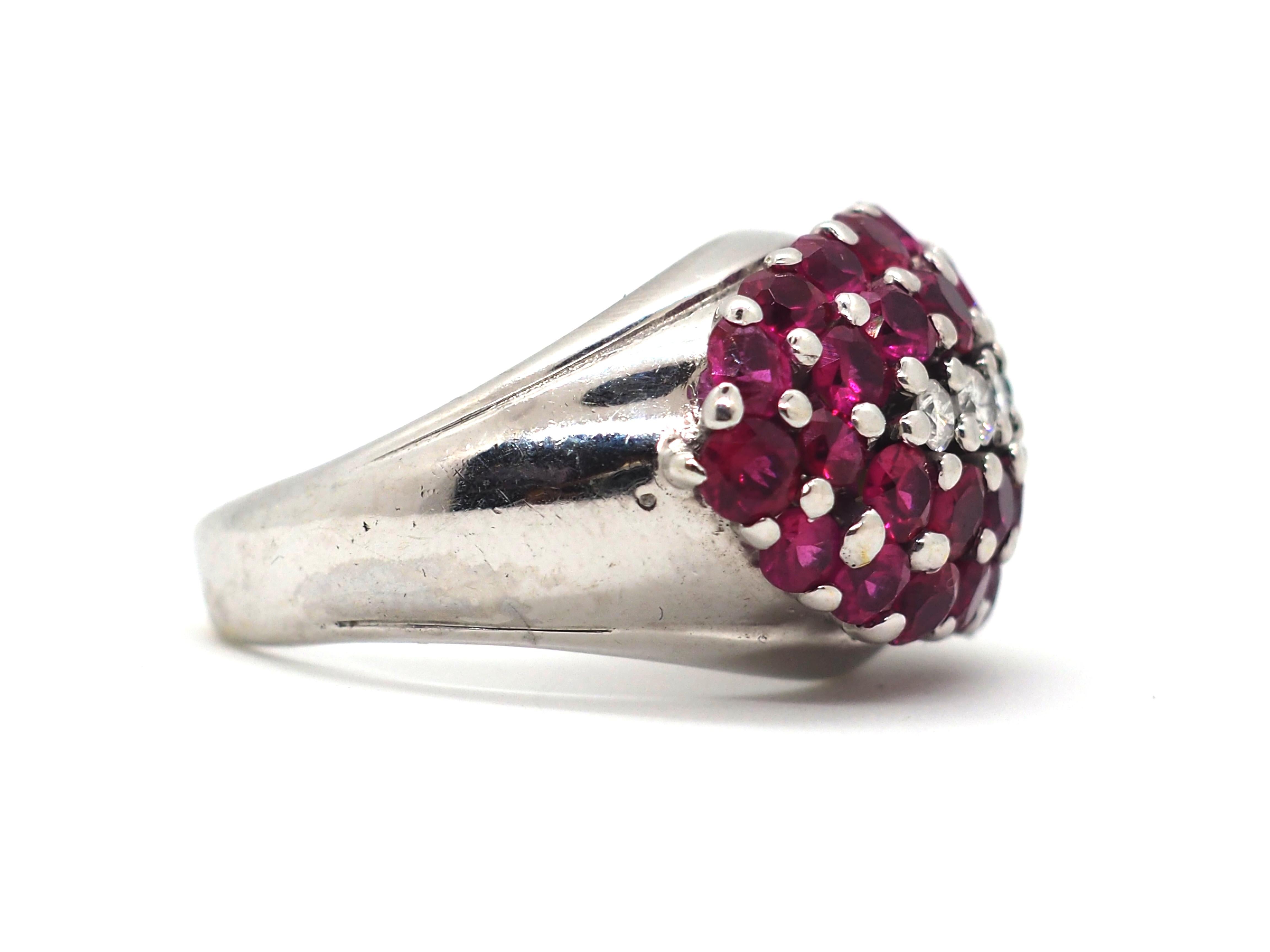 Diamond Rubies Pave Dome Ring White Gold 18K In Excellent Condition For Sale In Geneva, CH