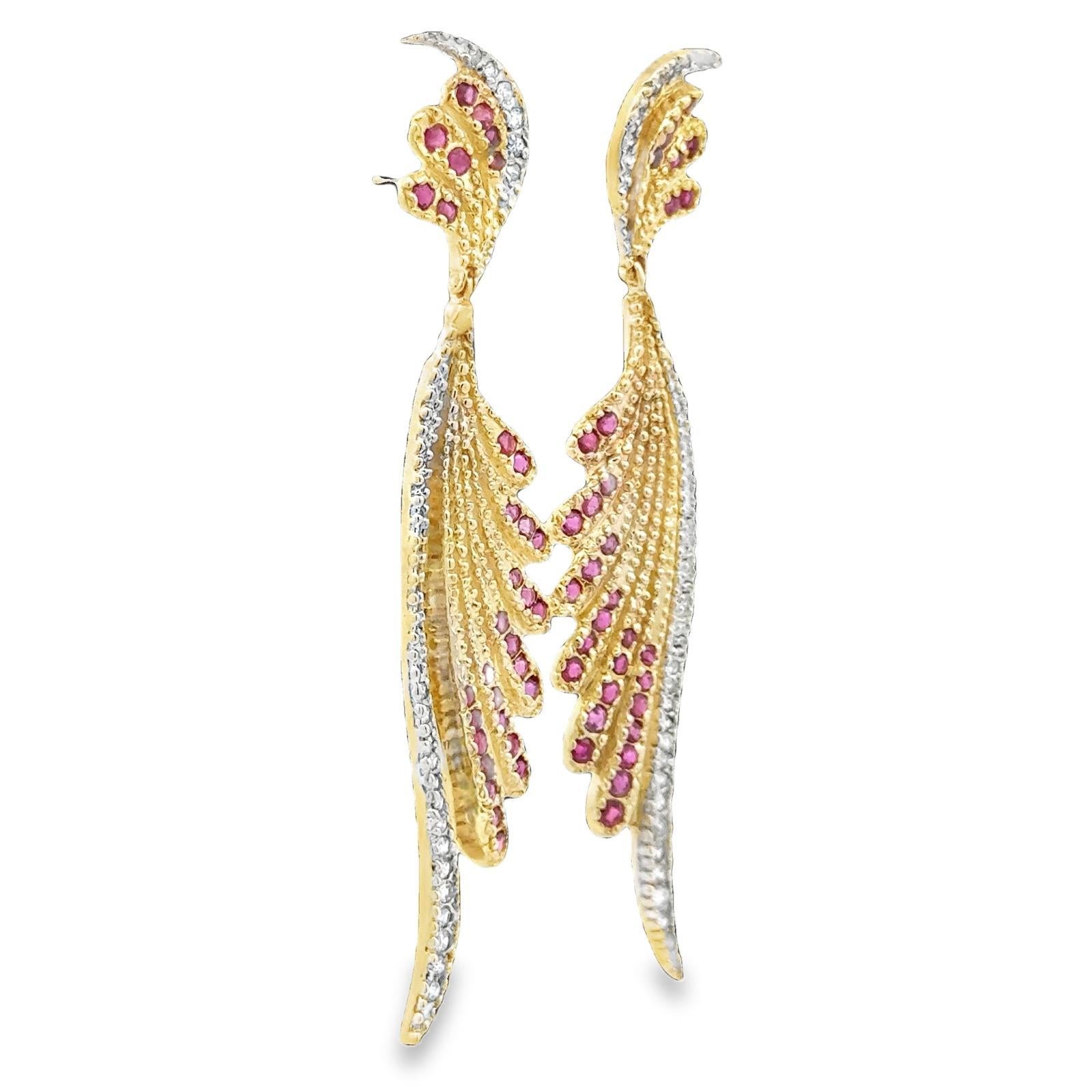 Diamant-Rubin-Ohrringe aus 14 Karat Gelbgold Zeitgenössische Tropfenohrringe Signiert Erté (Brillantschliff) im Angebot