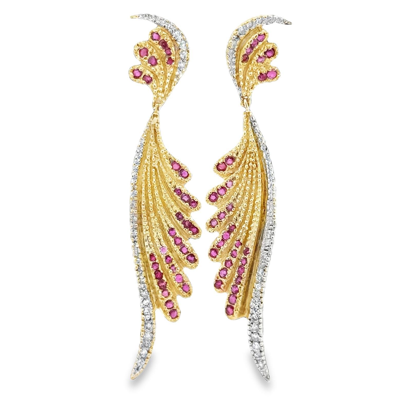 Diamant-Rubin-Ohrringe aus 14 Karat Gelbgold Zeitgenössische Tropfenohrringe Signiert Erté im Zustand „Hervorragend“ im Angebot in Boca Raton, FL