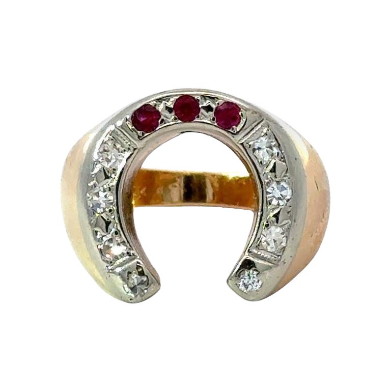Hervorragender Hufeisenring aus den 1940er Jahren
8 - Brillante runde Diamanten
3 - Runde Rubine
8 Gramm 14kt Gelb- und Weißgold
Größe 6 und Can be Sized  
Die Oberseite ist 16mm x 8mm 

Warum wir es lieben: Wir lieben symbolischen Schmuck, und das