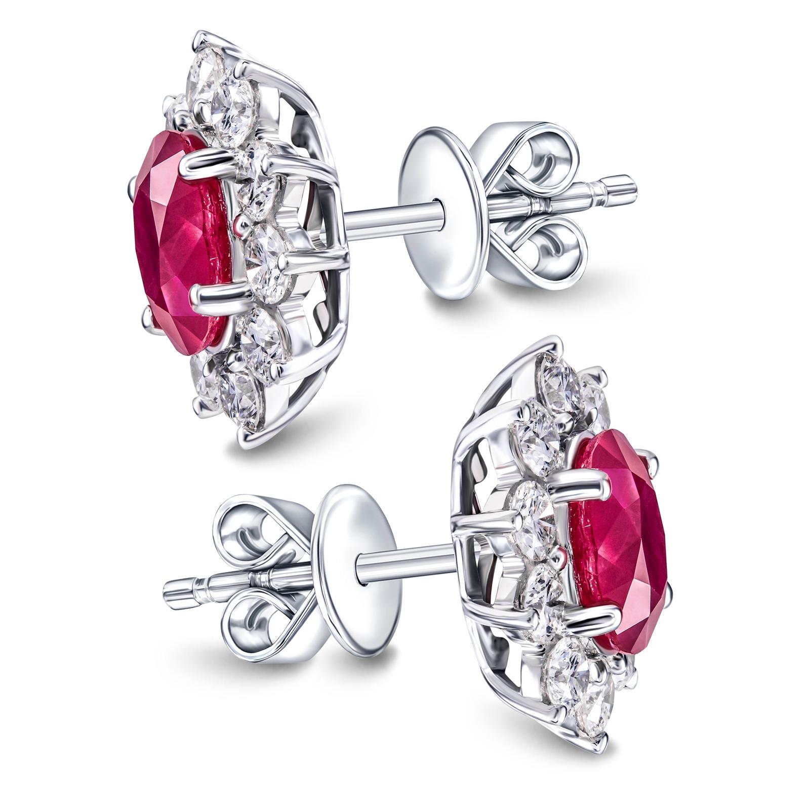 Élégantes et étonnantes boucles d'oreilles en forme de grappe de diamants et de rubis de 1,60 carat au total. Le rubis ovale radieux au centre de chaque boucle d'oreille est entouré de 10 diamants blancs éblouissants, 20 diamants pour les deux, d'un