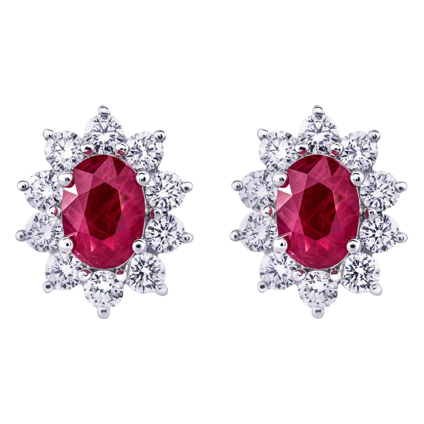 Clous d'oreilles modernes ovales en or blanc 18 carats avec grappe de diamants et rubis de 1,50 carat en vente