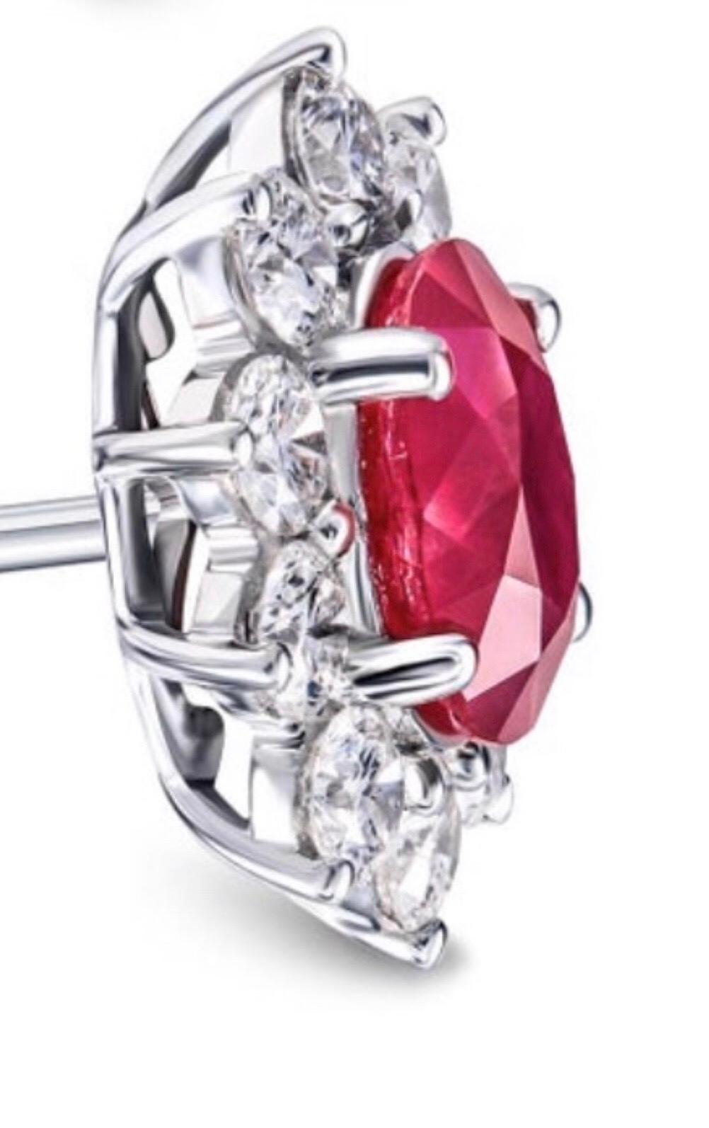 Clous d'oreilles modernes ovales en or blanc 18 carats avec grappe de diamants et rubis de 1,66 carat en vente 2