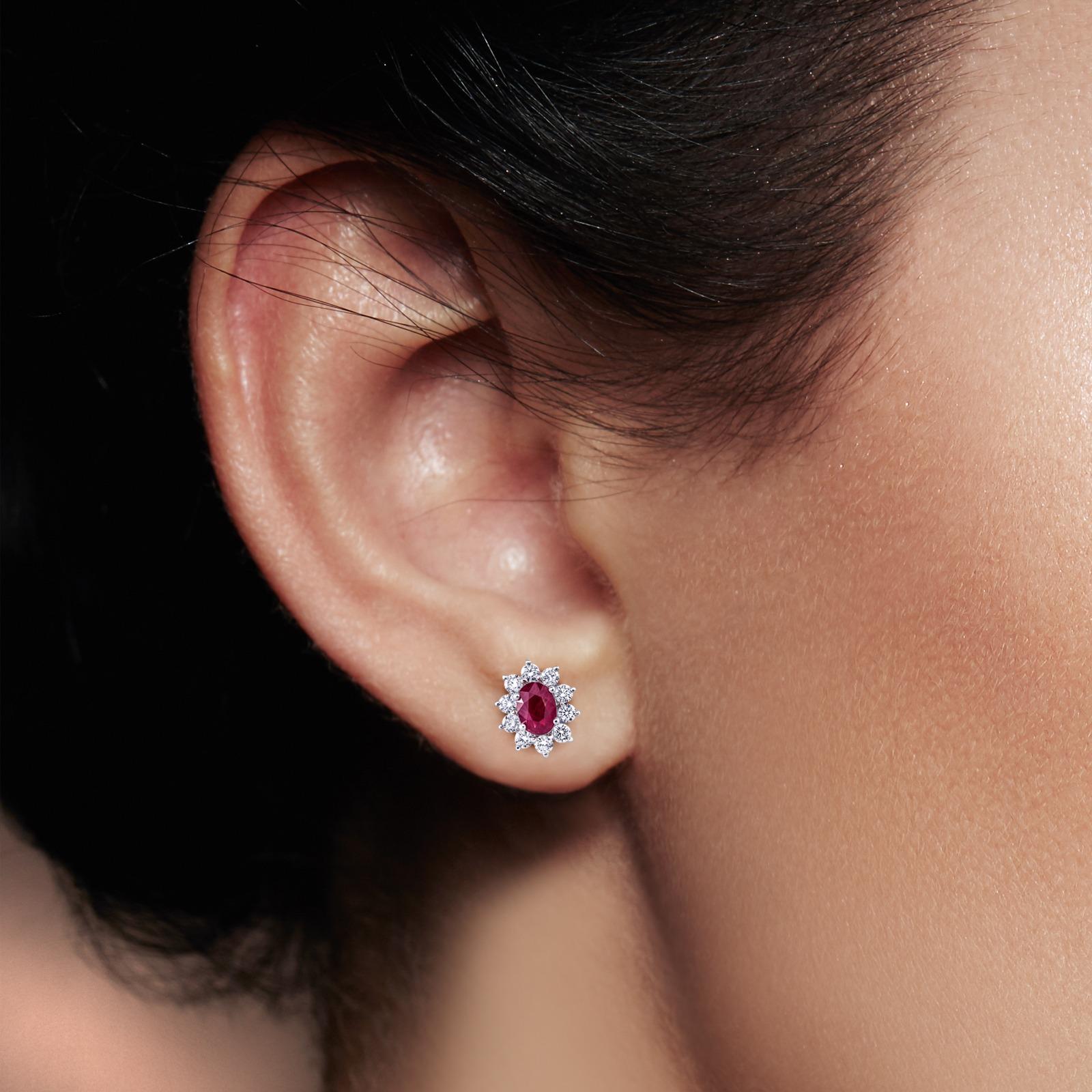 Clous d'oreilles modernes ovales en or blanc 18 carats avec grappe de diamants et rubis de 1,66 carat en vente 3