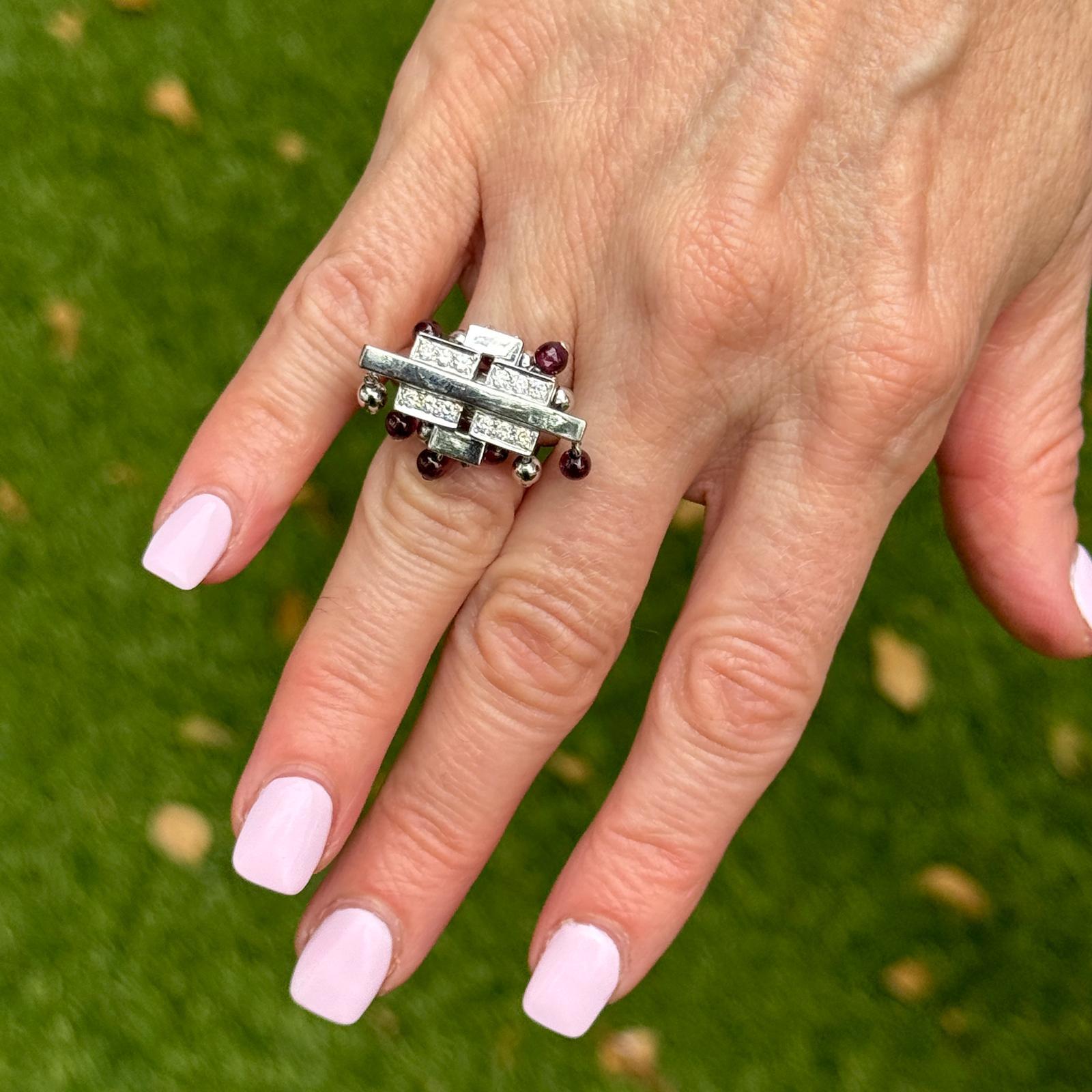 Dieser moderne, aus 18 Karat Weißgold gefertigte Ring ist mit seiner kühnen Geometrie und seinem Vintage-Flair vom Art-déco-Design inspiriert. In der Mitte des Rings sind 12 runde Diamanten im Brillantschliff mit einem Gesamtgewicht von ca. 0,40