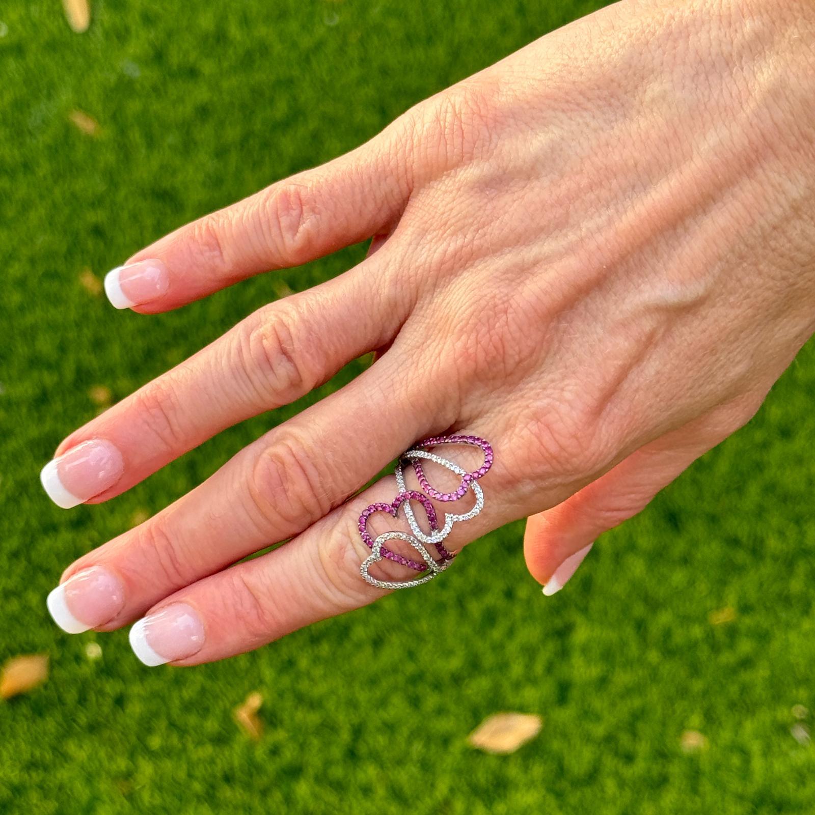Moderner Diamant-Rubin-Ring mit offenem Herzen, gefertigt aus 18 Karat Weißgold. Der Ring enthält 94 runde Diamanten im Brillantschliff mit einem Gesamtgewicht von etwa 0,65 Karat und runde Rubine. Die Diamanten sind von der Farbe H-I und der