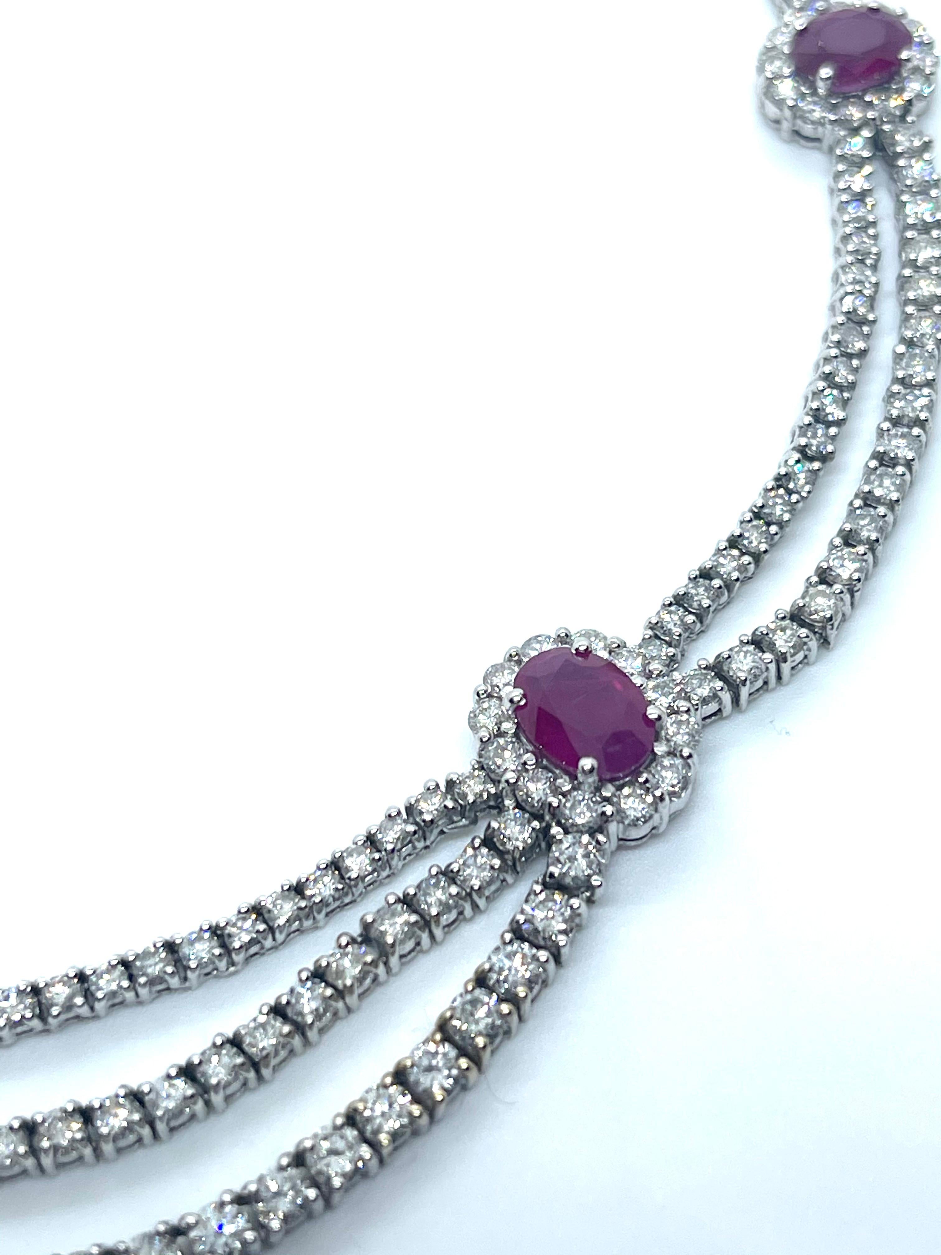Taille ovale Collier vintage en or blanc 18 carats avec diamants et rubis en vente