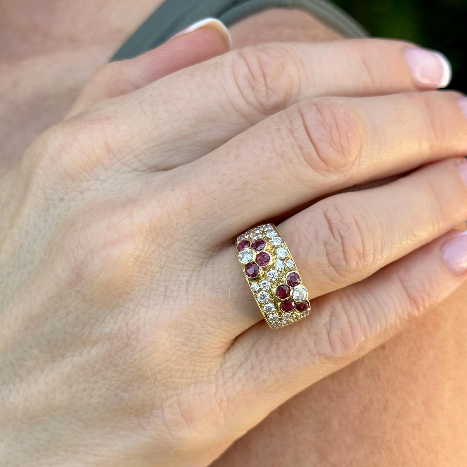 La bague moderne en or jaune 18 carats avec diamant, rubis et motif floral est un bijou époustouflant qui allie harmonieusement élégance et modernité. Il comporte 31 diamants véritables et 8 rubis méticuleusement sertis dans la bande d'or, ce qui