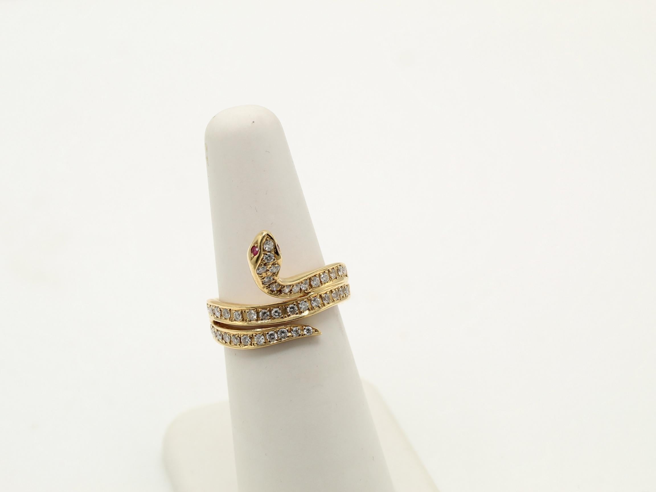 Taille ronde Bague serpent en or jaune 18 carats diamant rubis en vente