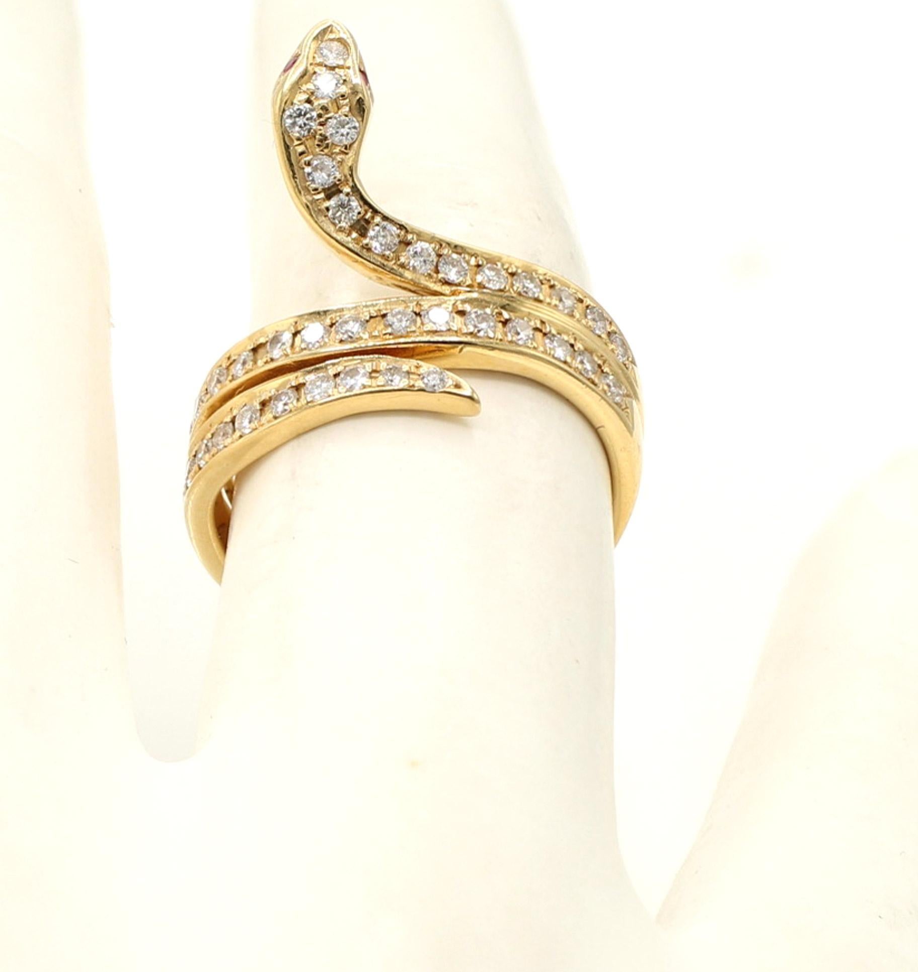 Bague serpent en or jaune 18 carats diamant rubis Excellent état - En vente à New York, NY